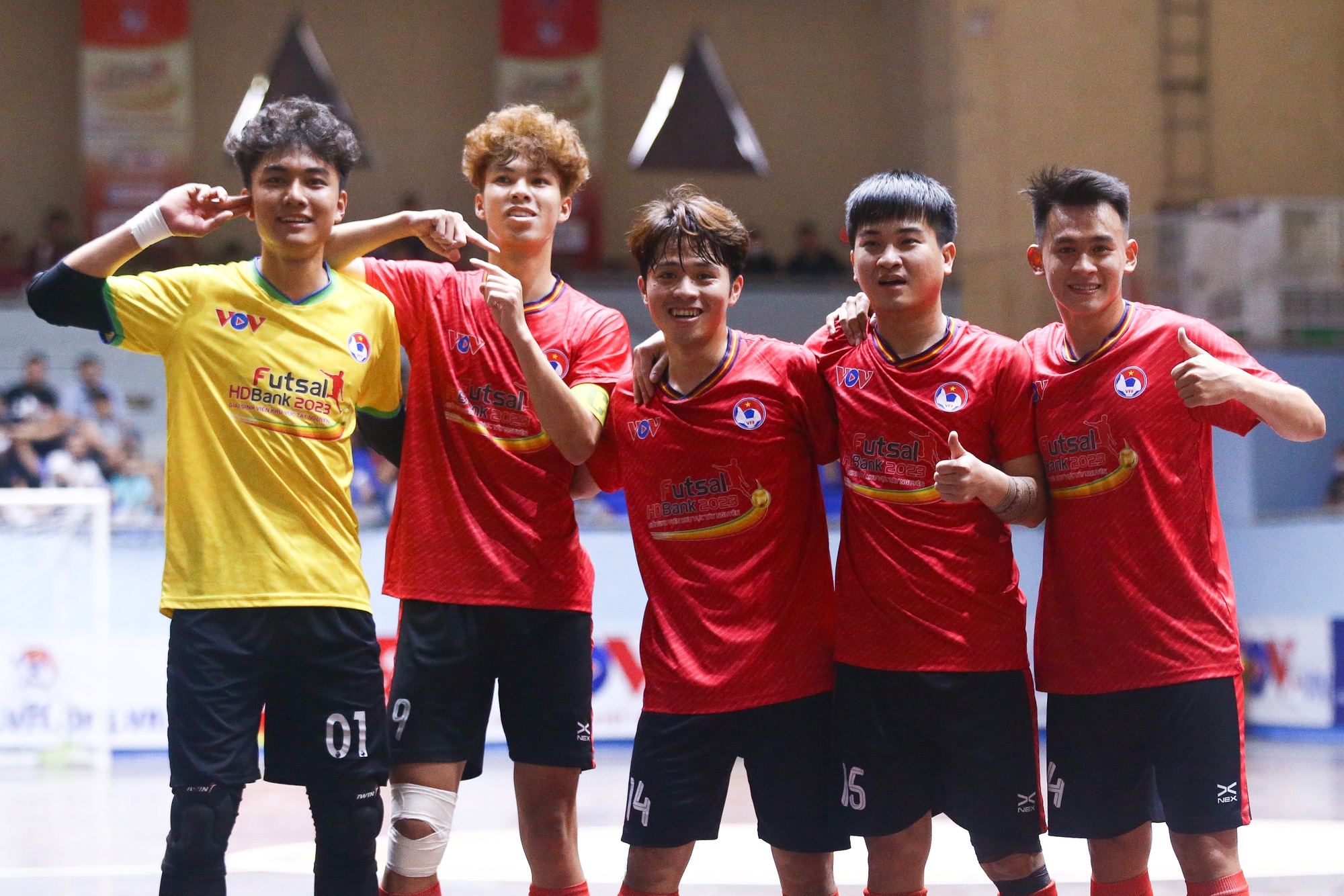 Các cầu thủ Trường ĐH Đà Lạt ăn mừng bàn thắng ở giải futsal sinh viên khu vực Tây Nguyên