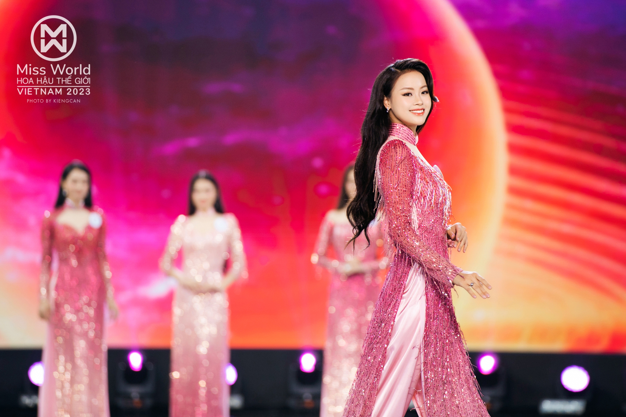 Người đẹp Hoa hậu Thế giới Việt Nam 2023 duyên dáng trong tà áo dài - Ảnh 4.