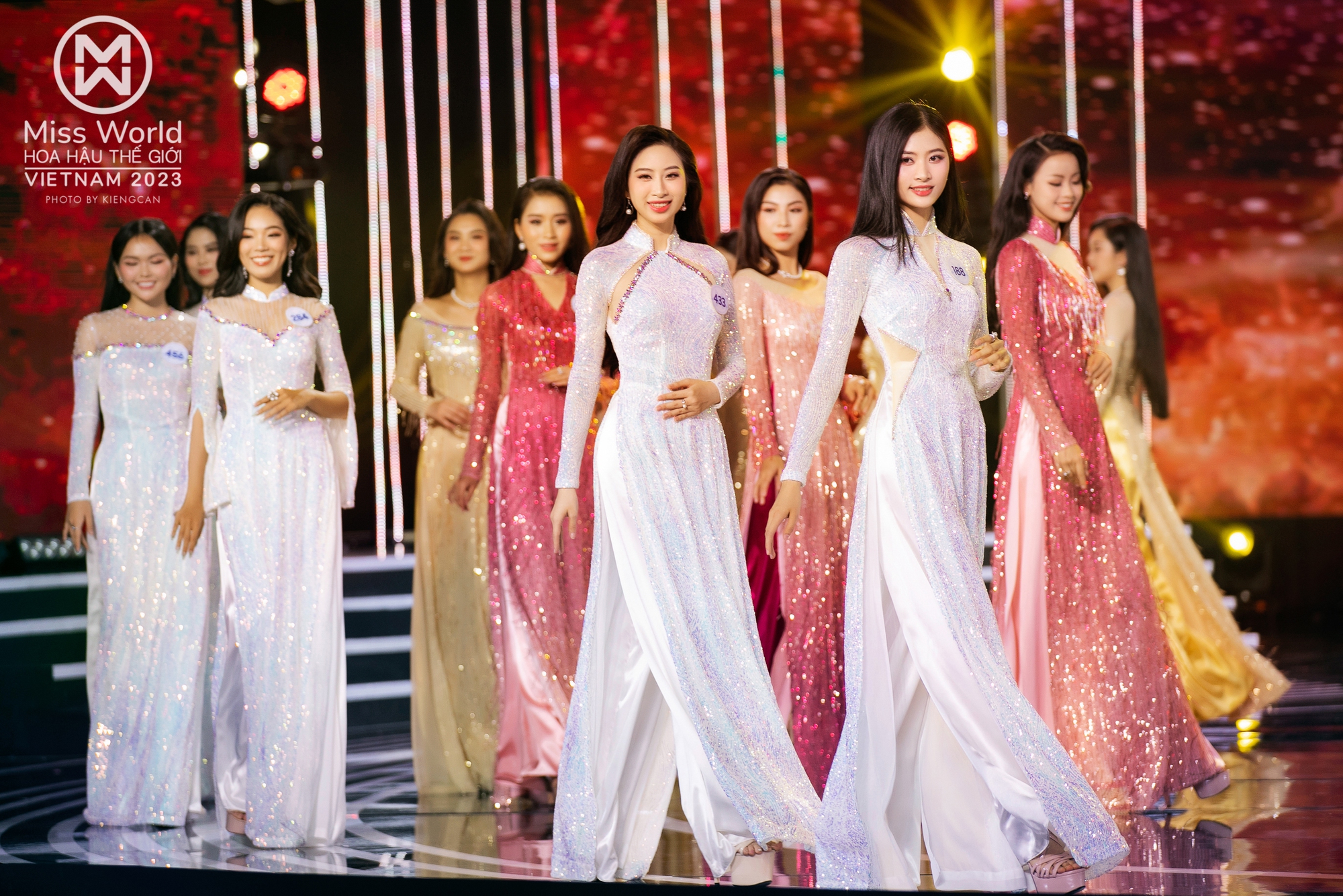Người đẹp Hoa hậu Thế giới Việt Nam 2023 duyên dáng trong tà áo dài - Ảnh 1.