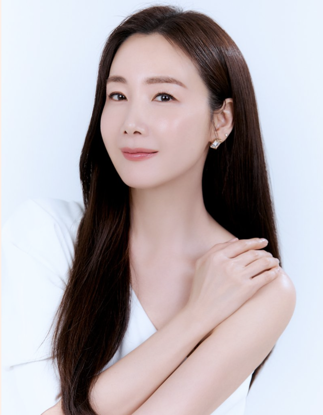 ‘Nữ hoàng nước mắt’ Choi Ji Woo xinh đẹp trong trẻo ở tuổi 48 - Ảnh 1.