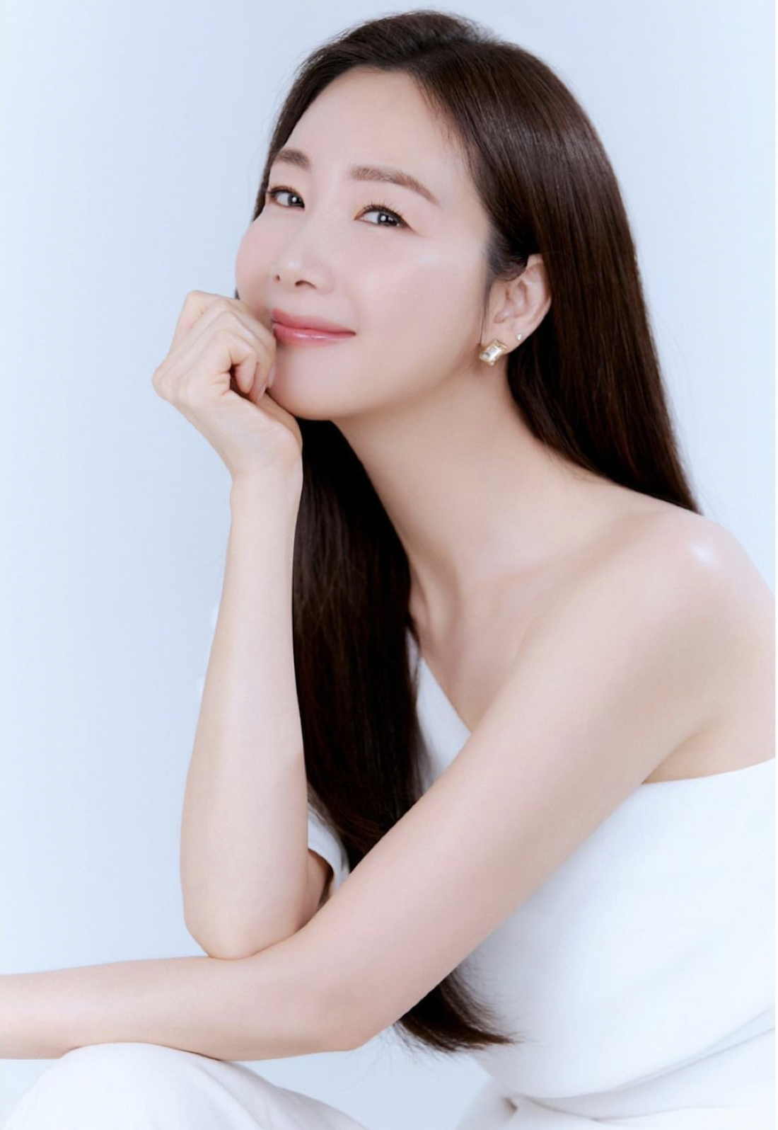 ‘Nữ hoàng nước mắt’ Choi Ji Woo xinh đẹp trong trẻo ở tuổi 48 - Ảnh 3.