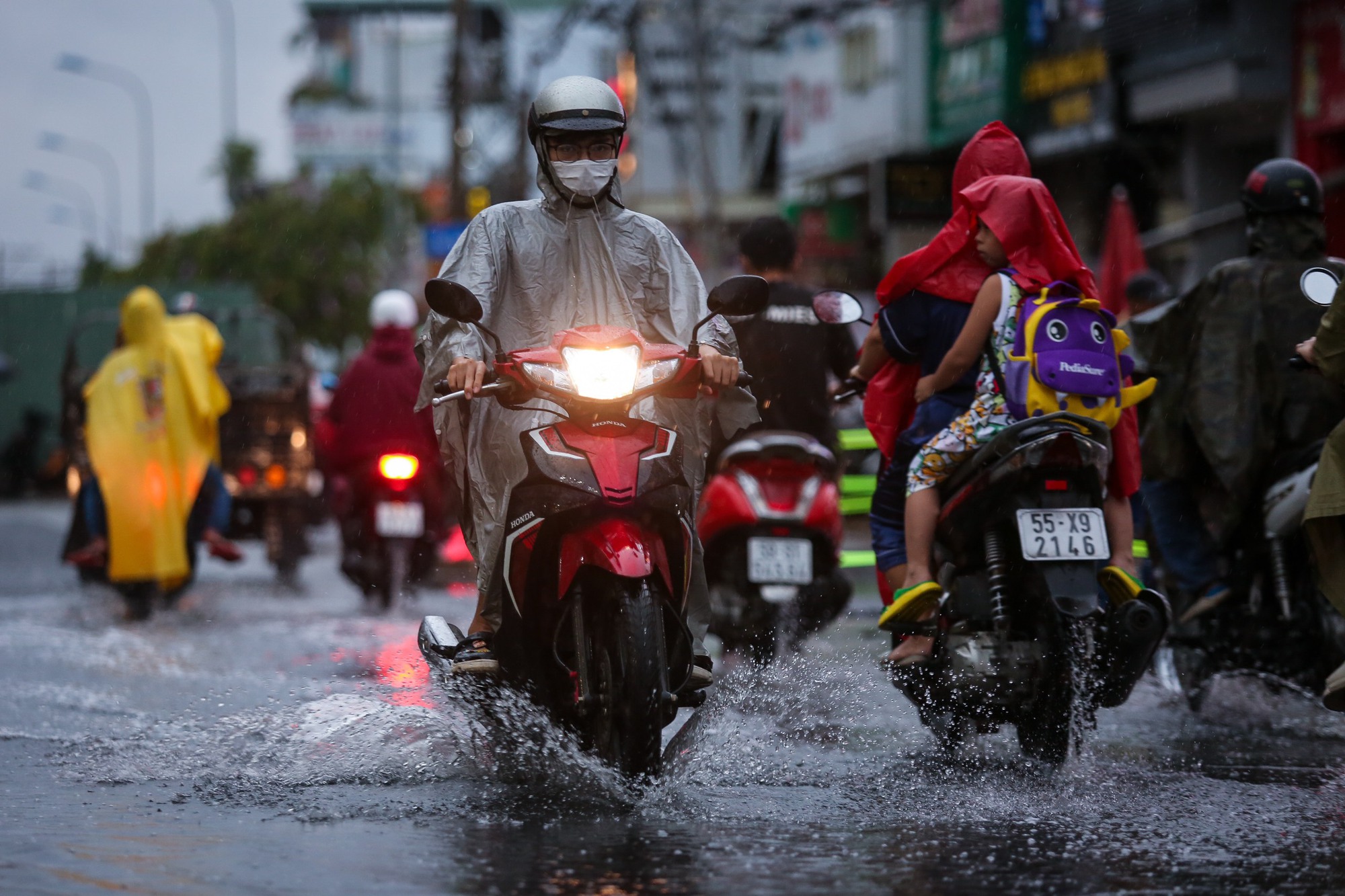 TP.HCM có mưa rào chiều nay, bầu trời sập tối - Ảnh 2.