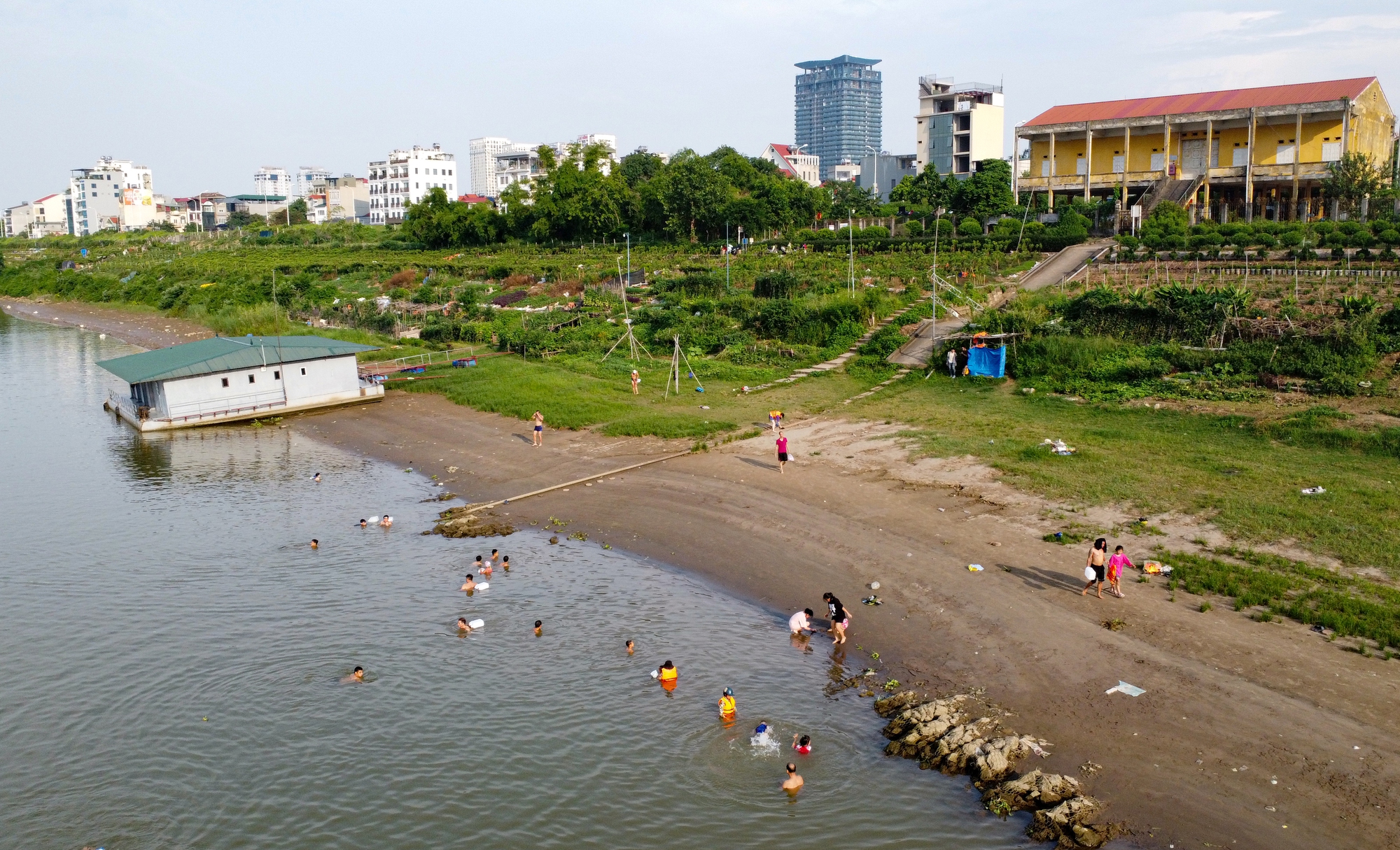 Sông Hồng cạn nước, người dân đứng giữa sông tắm giải nhiệt - Ảnh 9.