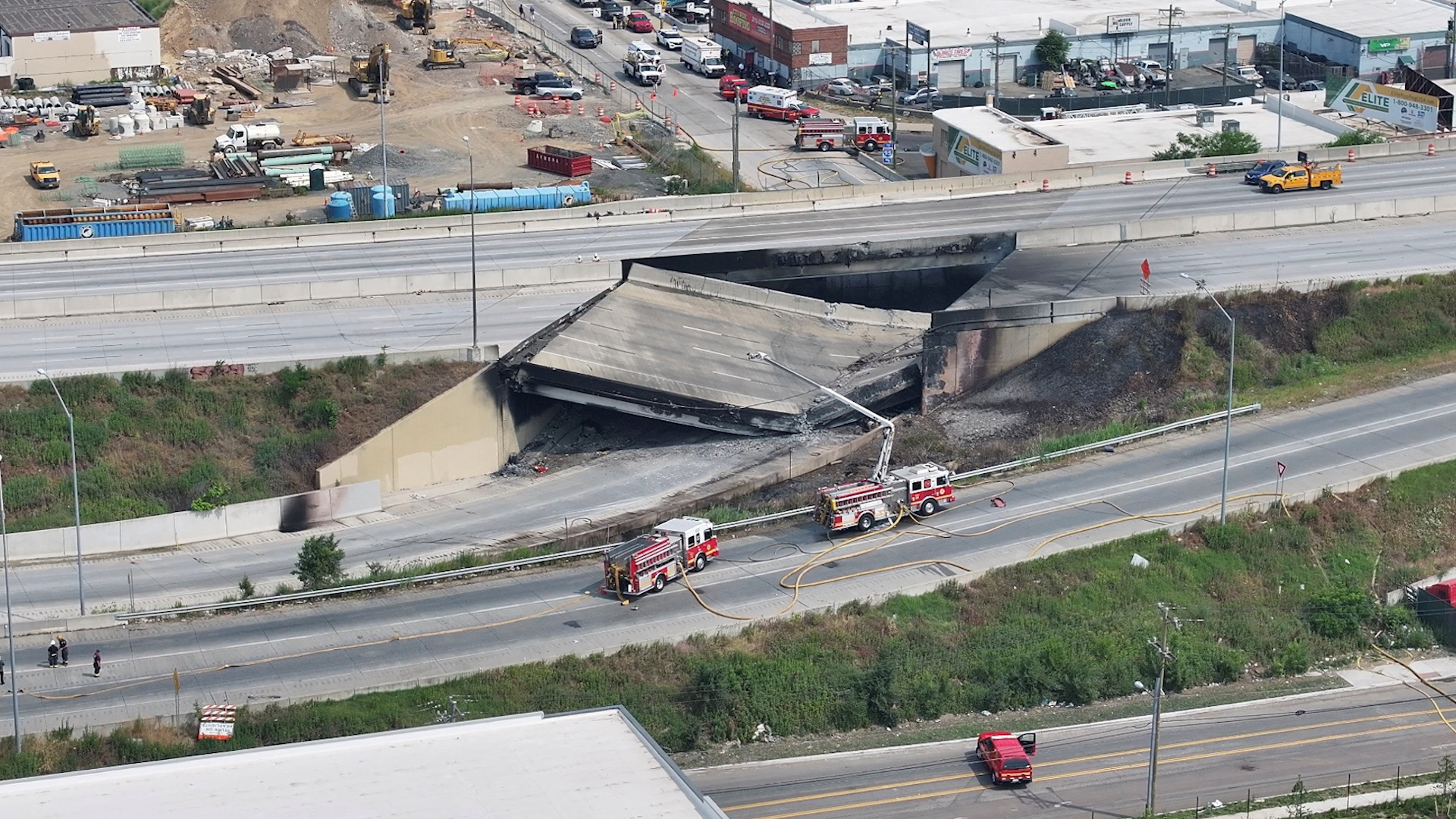 Đường cao tốc liên bang Mỹ bị sập, xây dựng lại sẽ ‘mất hàng tháng’ - Ảnh 1.