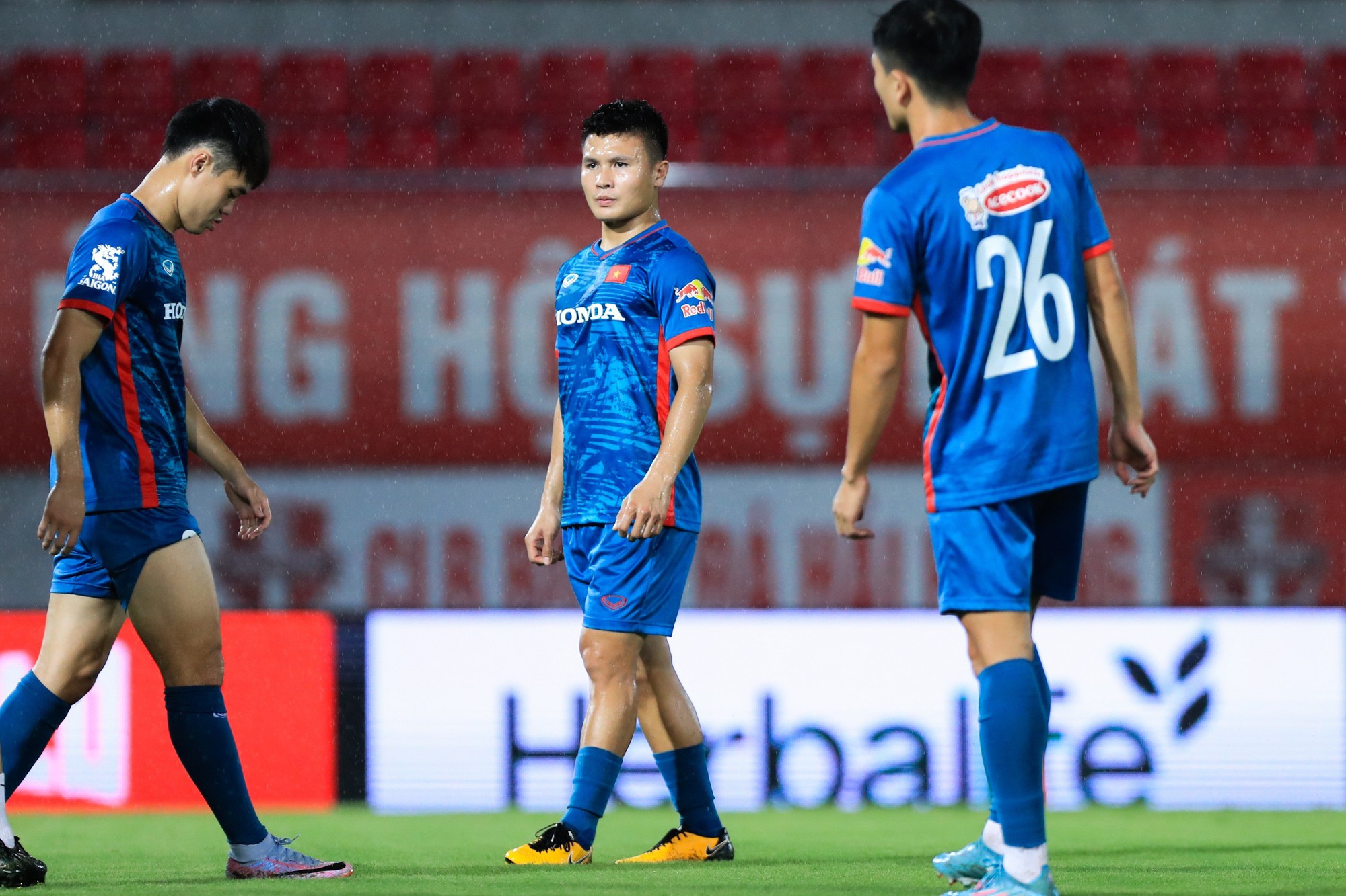 Đội tuyển Việt Nam làm quen sân Lạch Tray, cật lực rèn đấu pháp trong mưa - Ảnh 4.