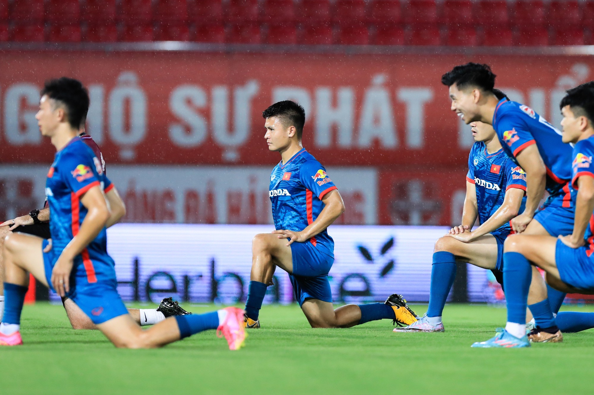 Đội tuyển Việt Nam làm quen sân Lạch Tray, cật lực rèn đấu pháp trong mưa - Ảnh 6.