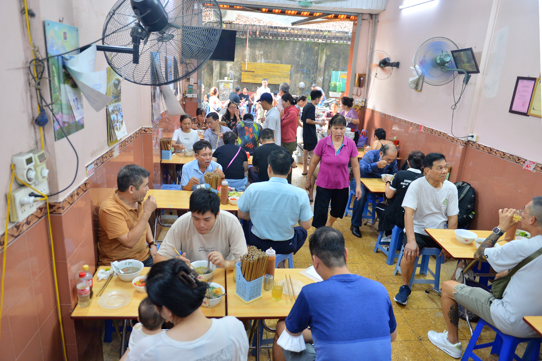 Quán phở 30 năm ở Hà Nội: 'Không cần Michelin, quán vẫn đông nghịt khách'   - Ảnh 1.