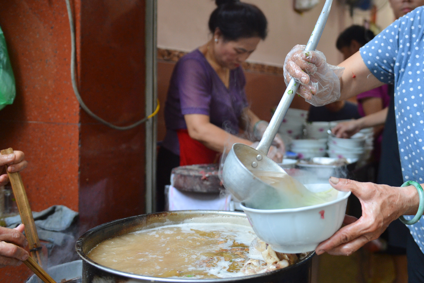 Quán phở 30 năm ở Hà Nội: 'Không cần Michelin, quán vẫn đông nghịt khách'   - Ảnh 6.