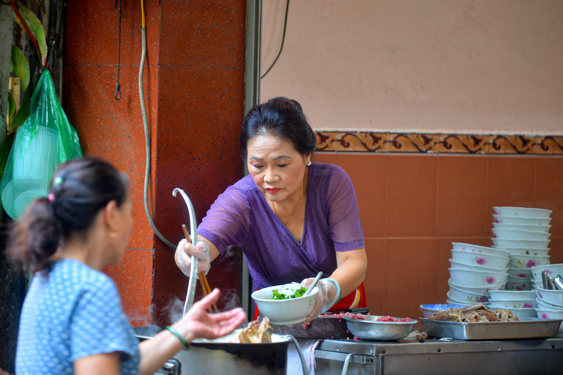 Quán phở 30 năm ở Hà Nội: 'Không cần Michelin, quán vẫn đông nghịt khách'   - Ảnh 5.