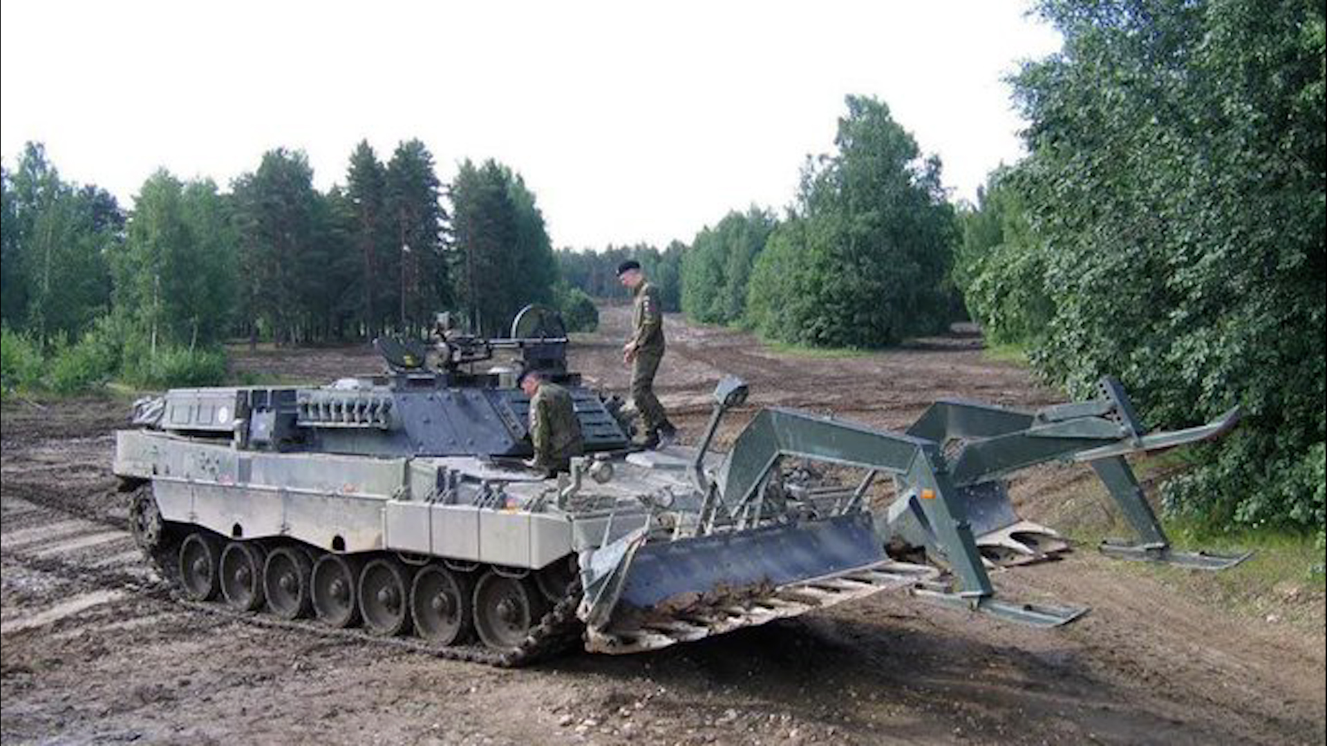 Nga phá hủy xe tăng rà phá mìn chuyên dụng Leopard 2 của Ukraine - Ảnh 1.