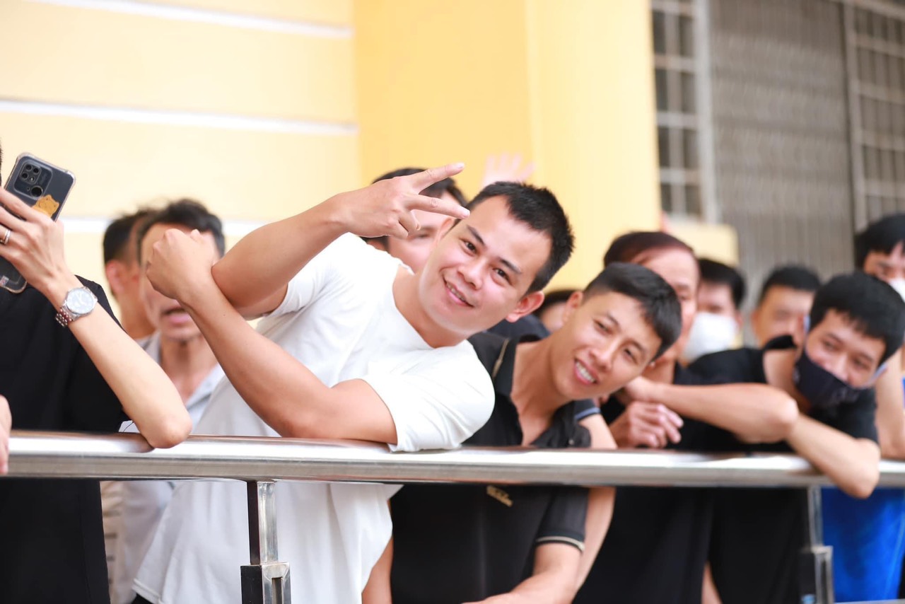 Sốt vé trận đội tuyển Việt Nam ở Nam Định, người dân chen chúc chờ xem Công Phượng, Quang Hải  - Ảnh 6.