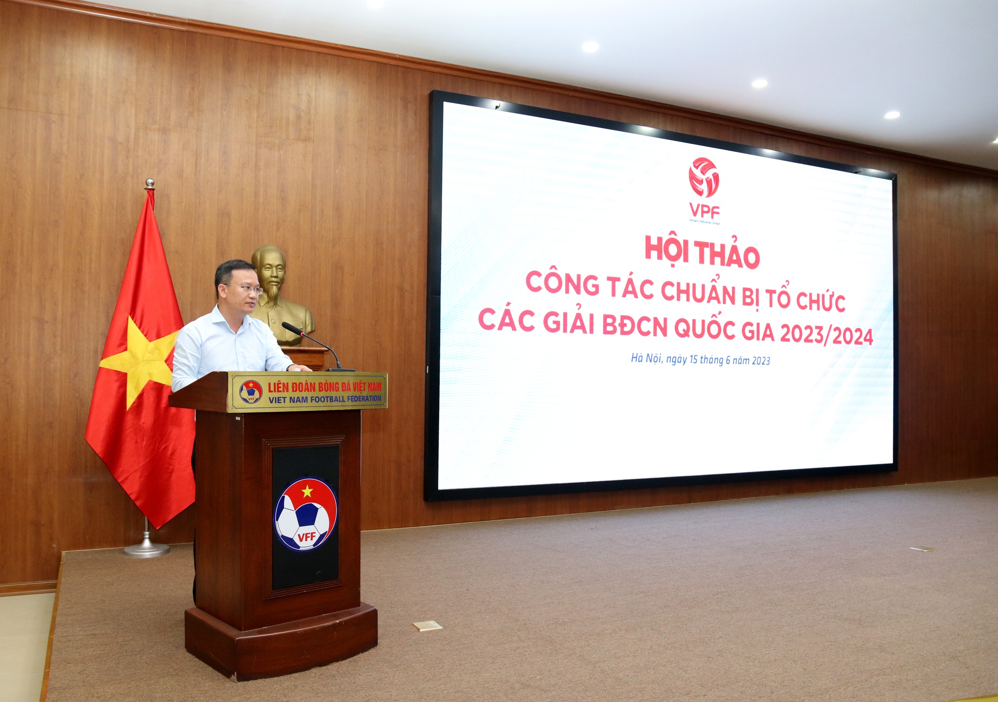 VPF phải giải quyết hài hòa lợi ích đội tuyển Việt Nam và các CLB - Ảnh 1. VPF phải giải quyết hài hòa lợi ích đội tuyển Việt Nam và các CLB - Ảnh 1.