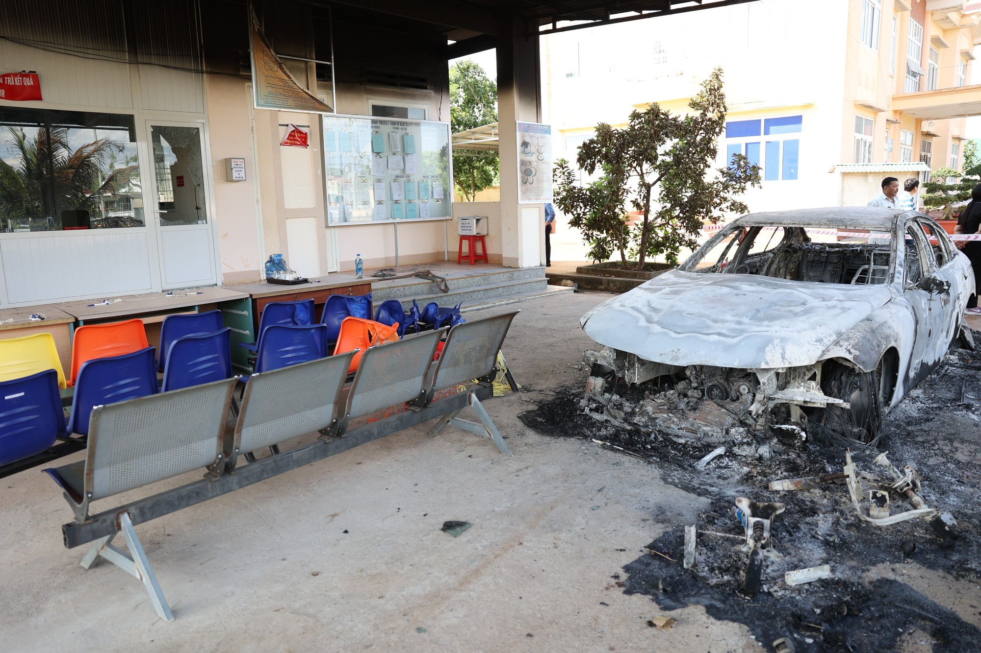 Hiện trường vụ nổ súng tấn công 2 trụ sở xã ở Đắk Lắk - Ảnh 9.