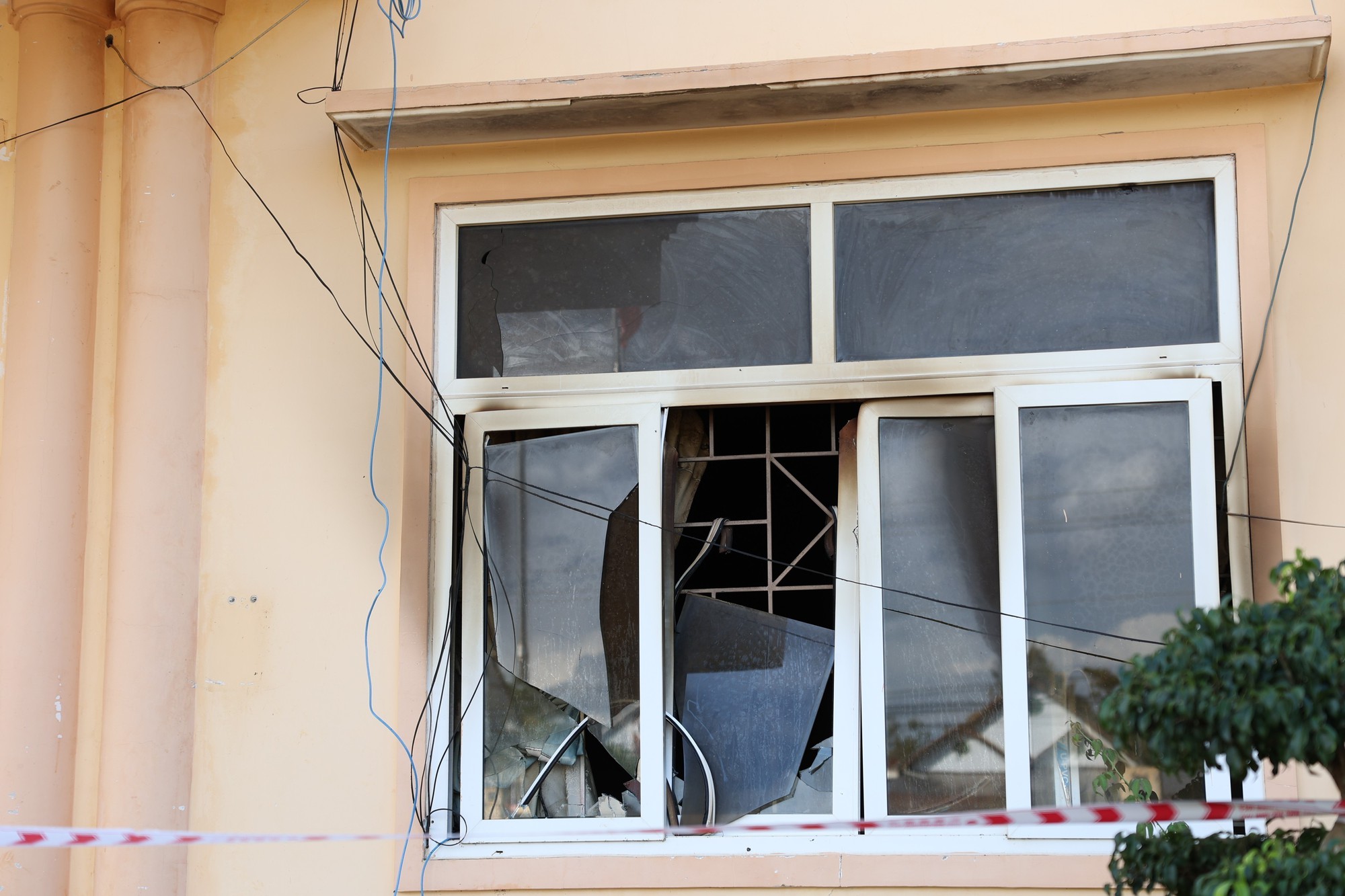 Hiện trường vụ nổ súng tấn công 2 trụ sở xã ở Đắk Lắk - Ảnh 4.
