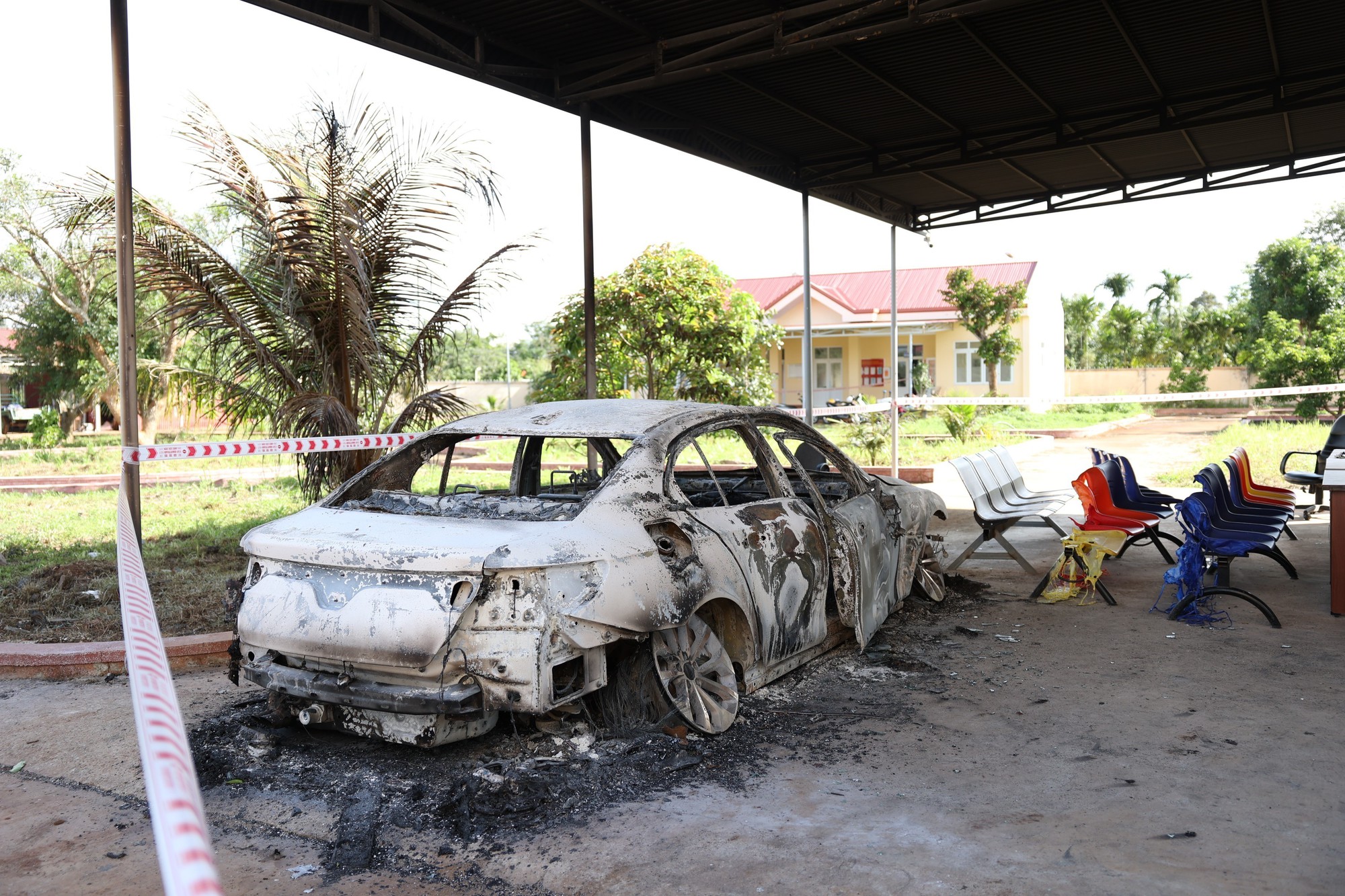 Hiện trường vụ nổ súng tấn công 2 trụ sở xã ở Đắk Lắk - Ảnh 2.