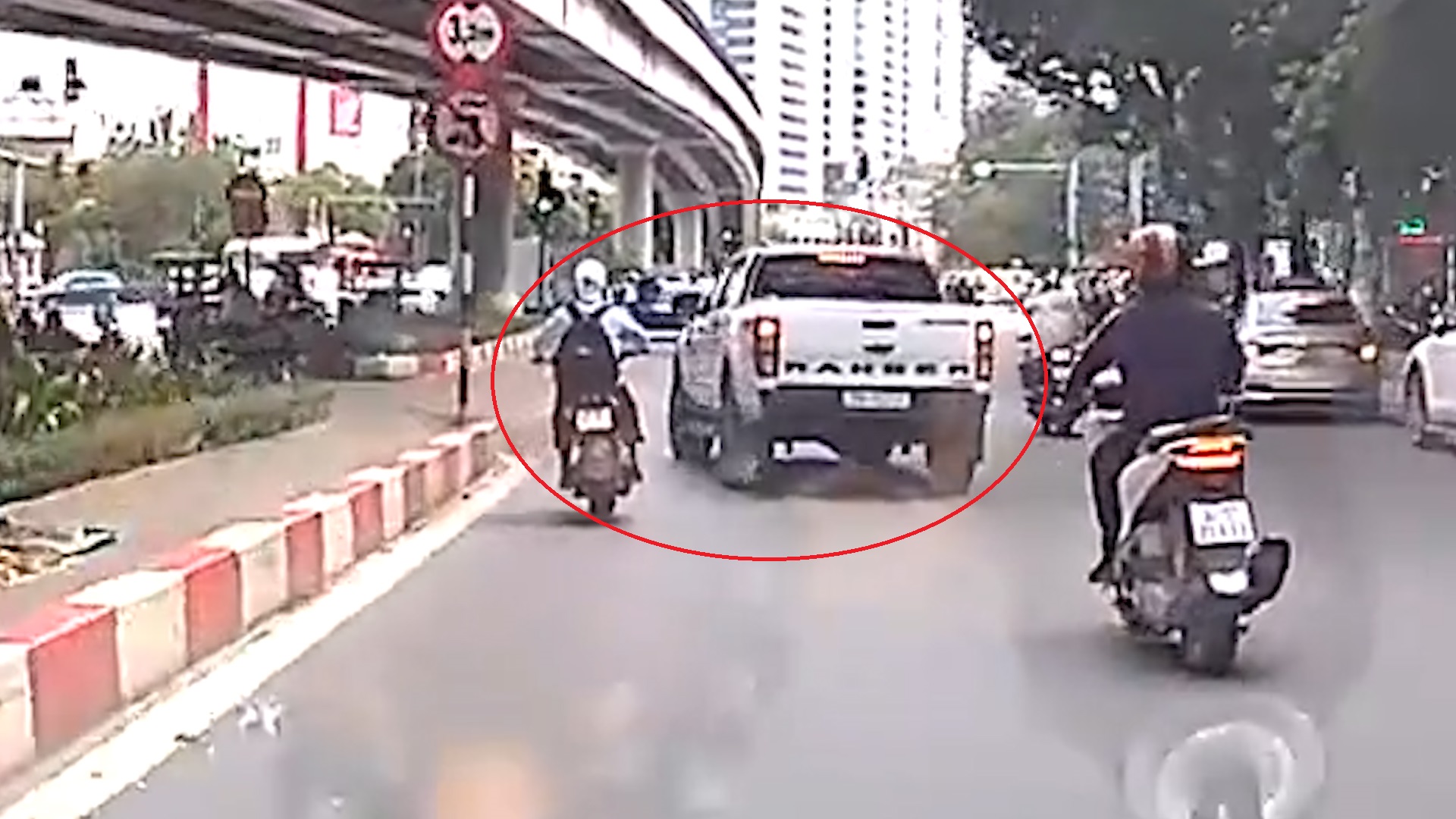 Tai Nạn Giao Thông Đáng Chú Ý Trên Cầu: Người Lái Xe Bán Tải Bỏ Chạy Sau Va Chạm