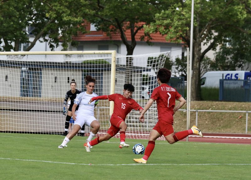 Bích Thùy đi bóng trong chiến thắng 2-1 trước