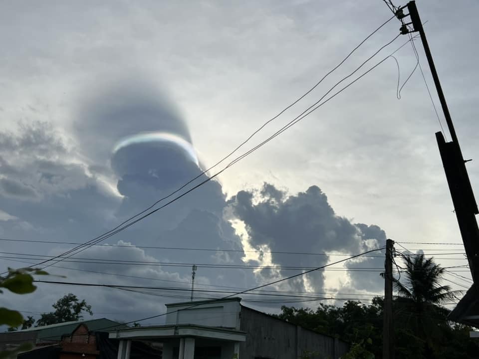 Chiều nay, người dân Tây Ninh thích thú chụp lại những đám mây ‘lạ’ trên bầu trời - Ảnh 3.