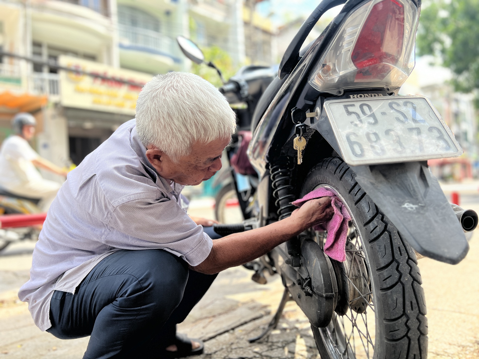 Hạnh phúc của cha già U.70 chạy xe ôm chăm con bệnh Down: 'Nụ cười con' - Ảnh 4. Hạnh phúc của cha già U.70 chạy xe ôm chăm con bệnh Down: 'Nụ cười con' - Ảnh 4.