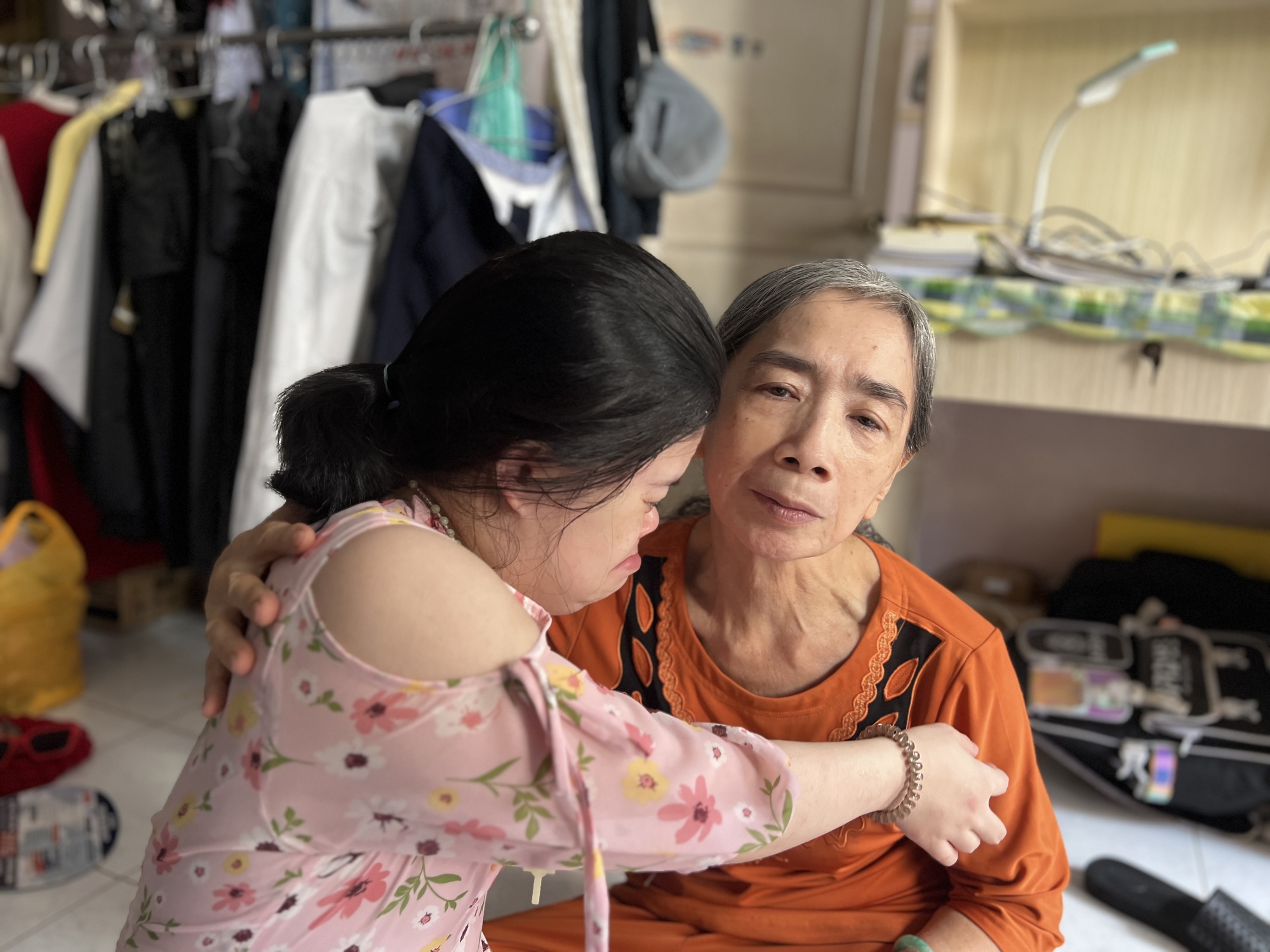 Hạnh phúc của cha già U.70 chạy xe ôm chăm con bệnh Down: 'Nụ cười con' - Ảnh 6. Hạnh phúc của cha già U.70 chạy xe ôm chăm con bệnh Down: 'Nụ cười con' - Ảnh 6.