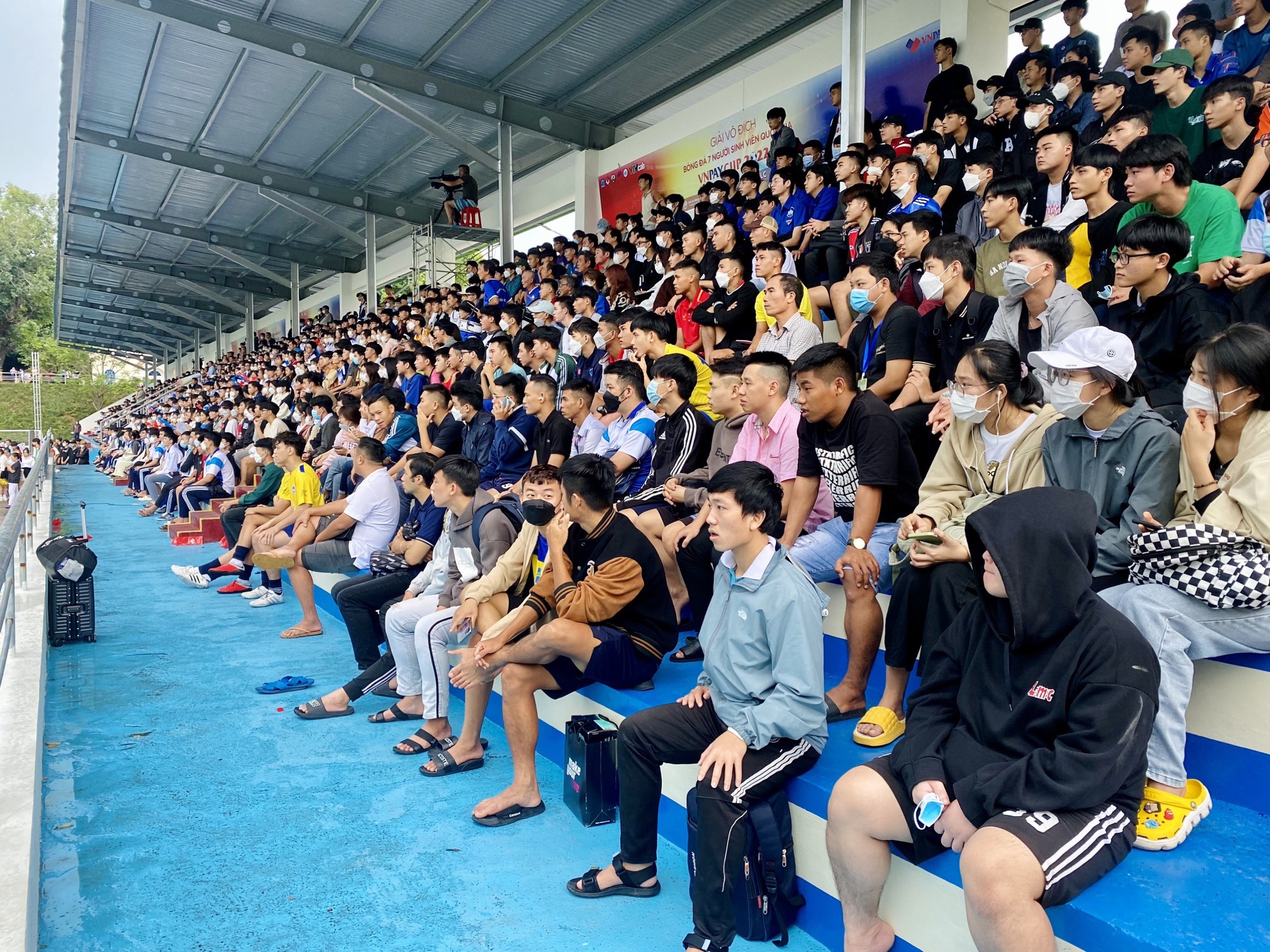 Khán giả rất đông đến xem bóng đá 7 người sinh viên do VietFootball tổ chức