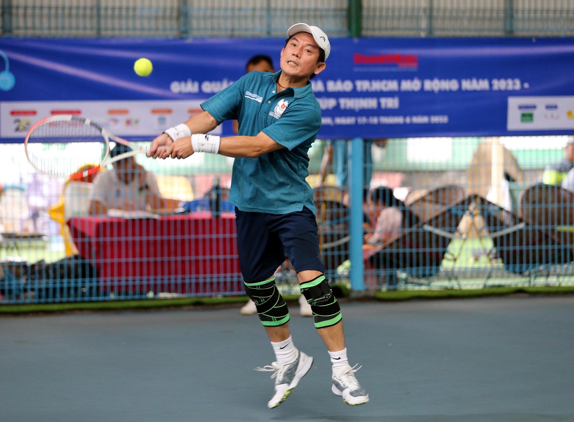 Kịch tính ngày đầu giải quần vợt Hội Nhà báo TP.HCM mở rộng 2023 - Ảnh 12.