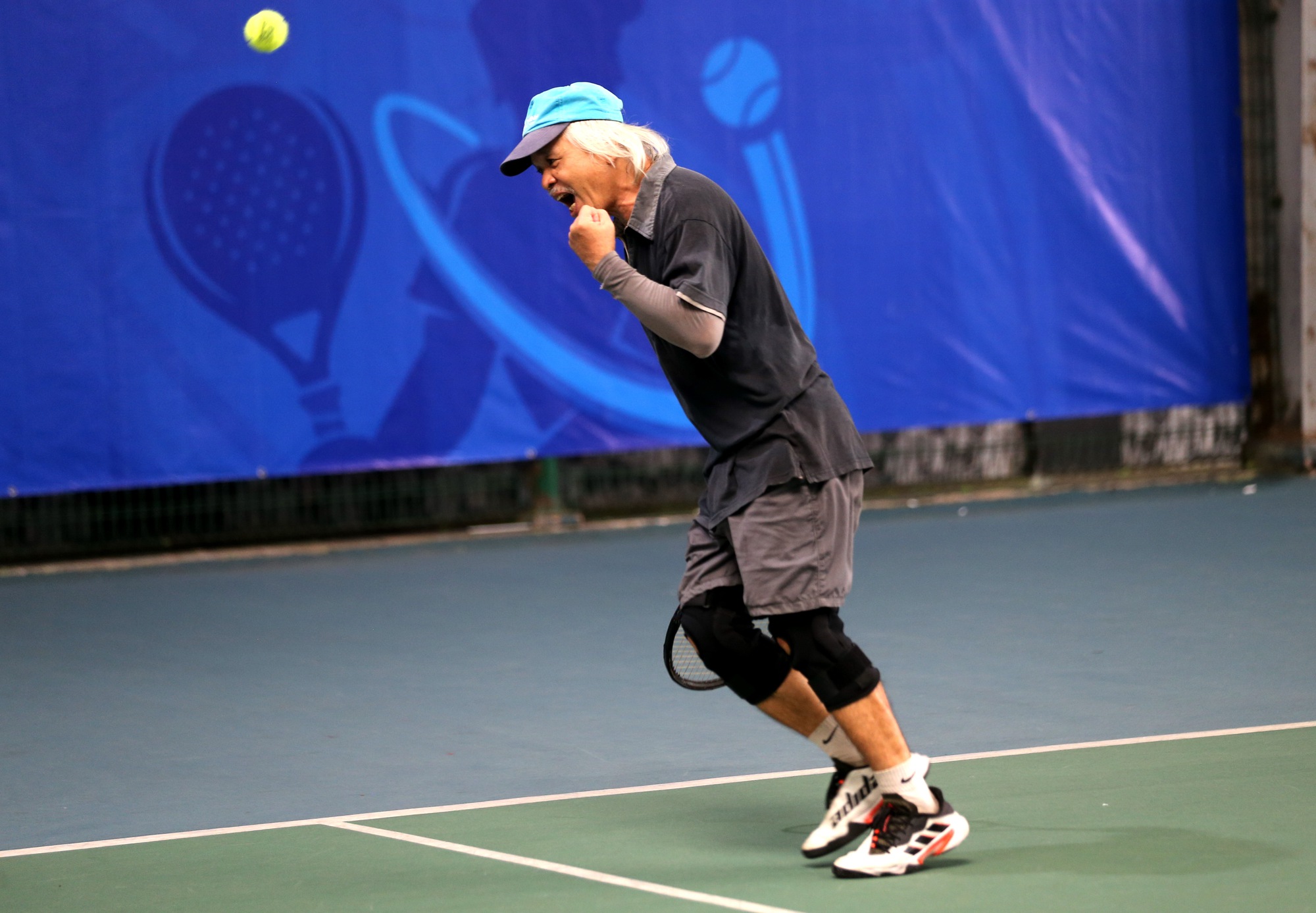 Kịch tính ngày đầu giải quần vợt Hội Nhà báo TP.HCM mở rộng 2023 - Ảnh 9.