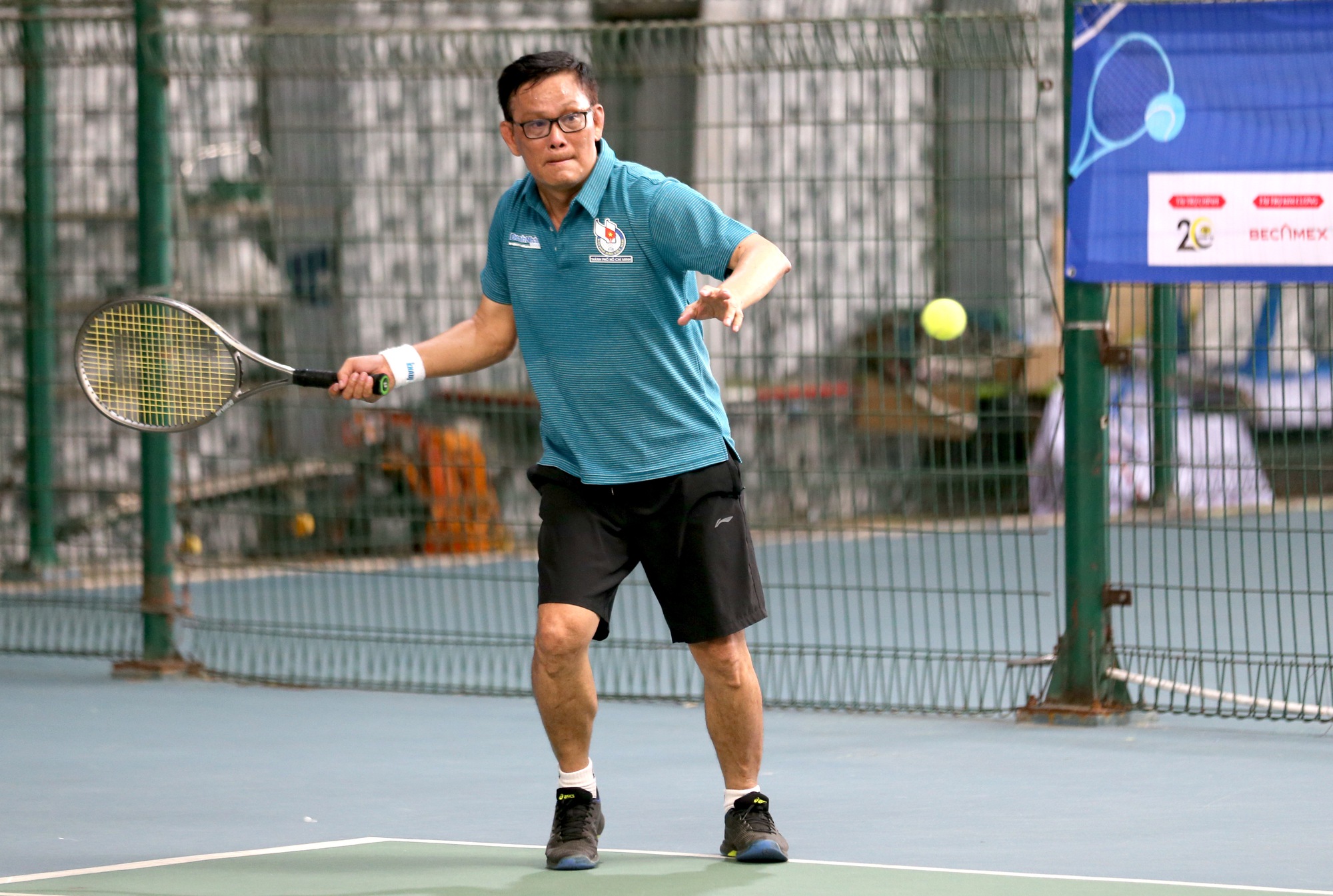 Kịch tính ngày đầu giải quần vợt Hội Nhà báo TP.HCM mở rộng 2023 - Ảnh 3.