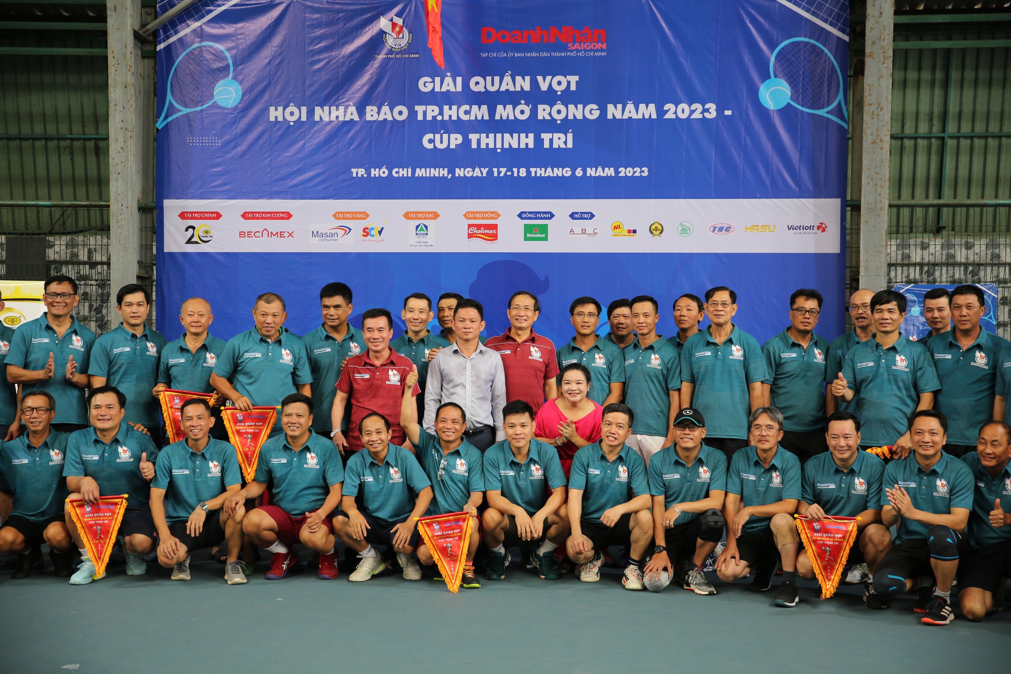 Kịch tính ngày đầu giải quần vợt Hội Nhà báo TP.HCM mở rộng 2023 - Ảnh 1.