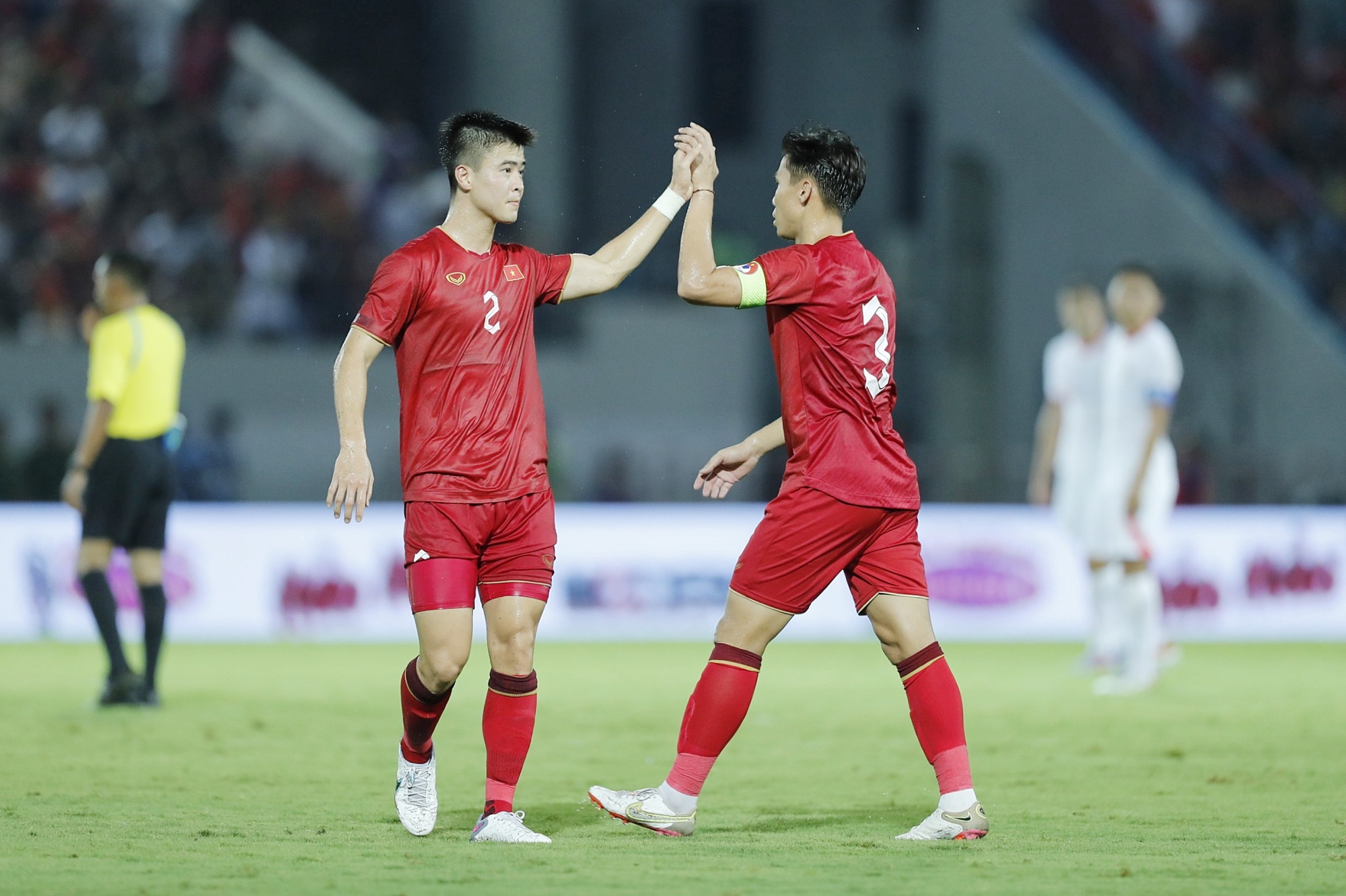 Ngọc Hải bắt tay Duy Mạnh trong trận gặp đội Hồng Kông