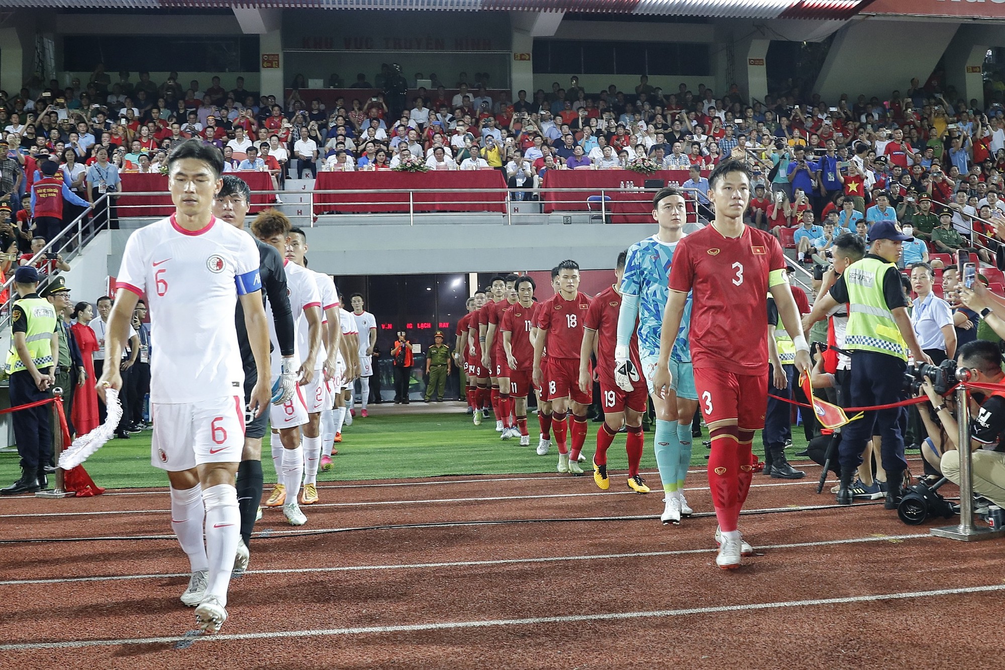 Đội tuyển Việt Nam bước ra sân Lạch Tray trong trận gặp đội Hồng Kông đợt FIFA Days thán 6