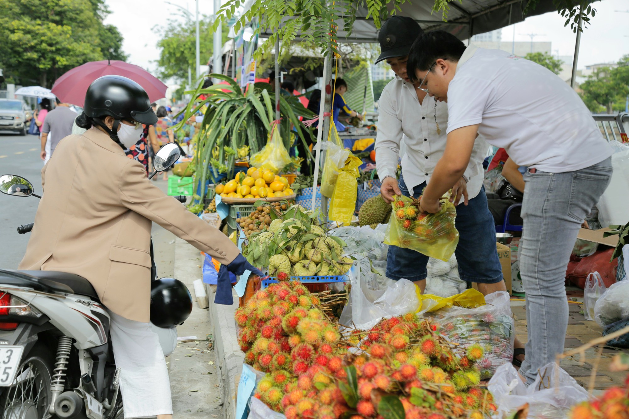 Đến tuần lễ 'Trên bến dưới thuyền' dọc Bến Bình Đông 'săn' trái cây giá rẻ - Ảnh 4.