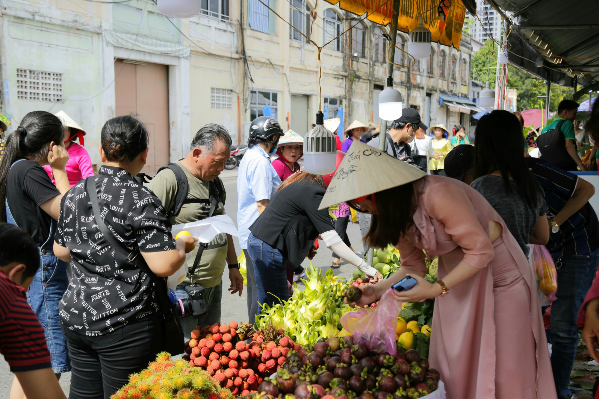 Đến tuần lễ 'Trên bến dưới thuyền' dọc Bến Bình Đông 'săn' trái cây giá rẻ - Ảnh 2.