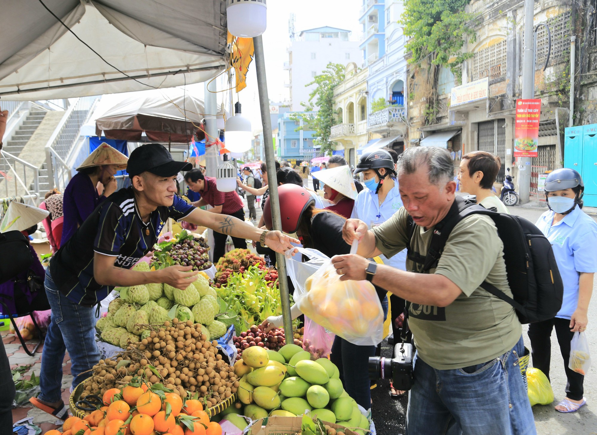 Đến tuần lễ 'Trên bến dưới thuyền' dọc Bến Bình Đông 'săn' trái cây giá rẻ - Ảnh 1.