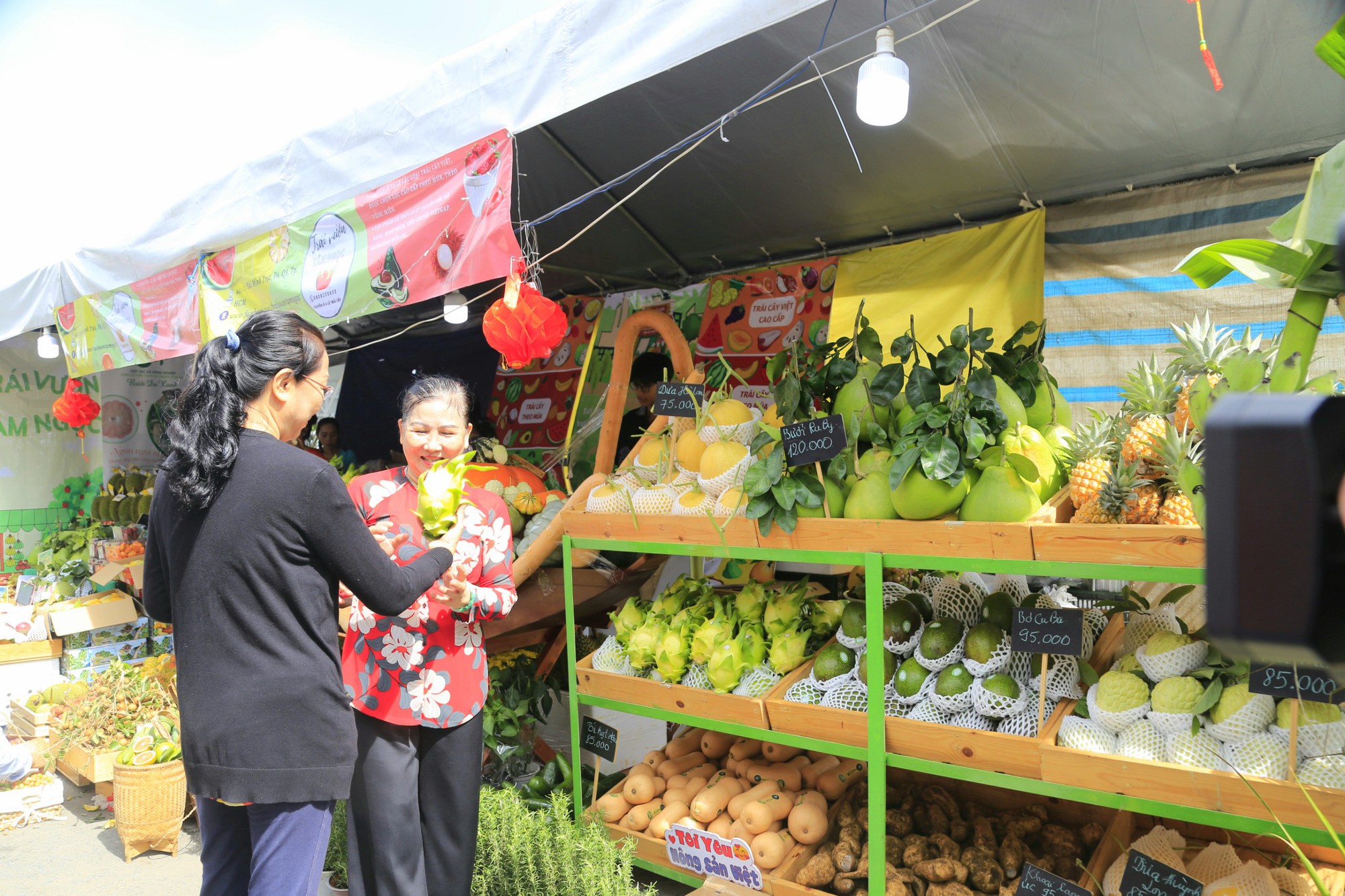 Đến tuần lễ 'Trên bến dưới thuyền' dọc Bến Bình Đông 'săn' trái cây giá rẻ - Ảnh 5.