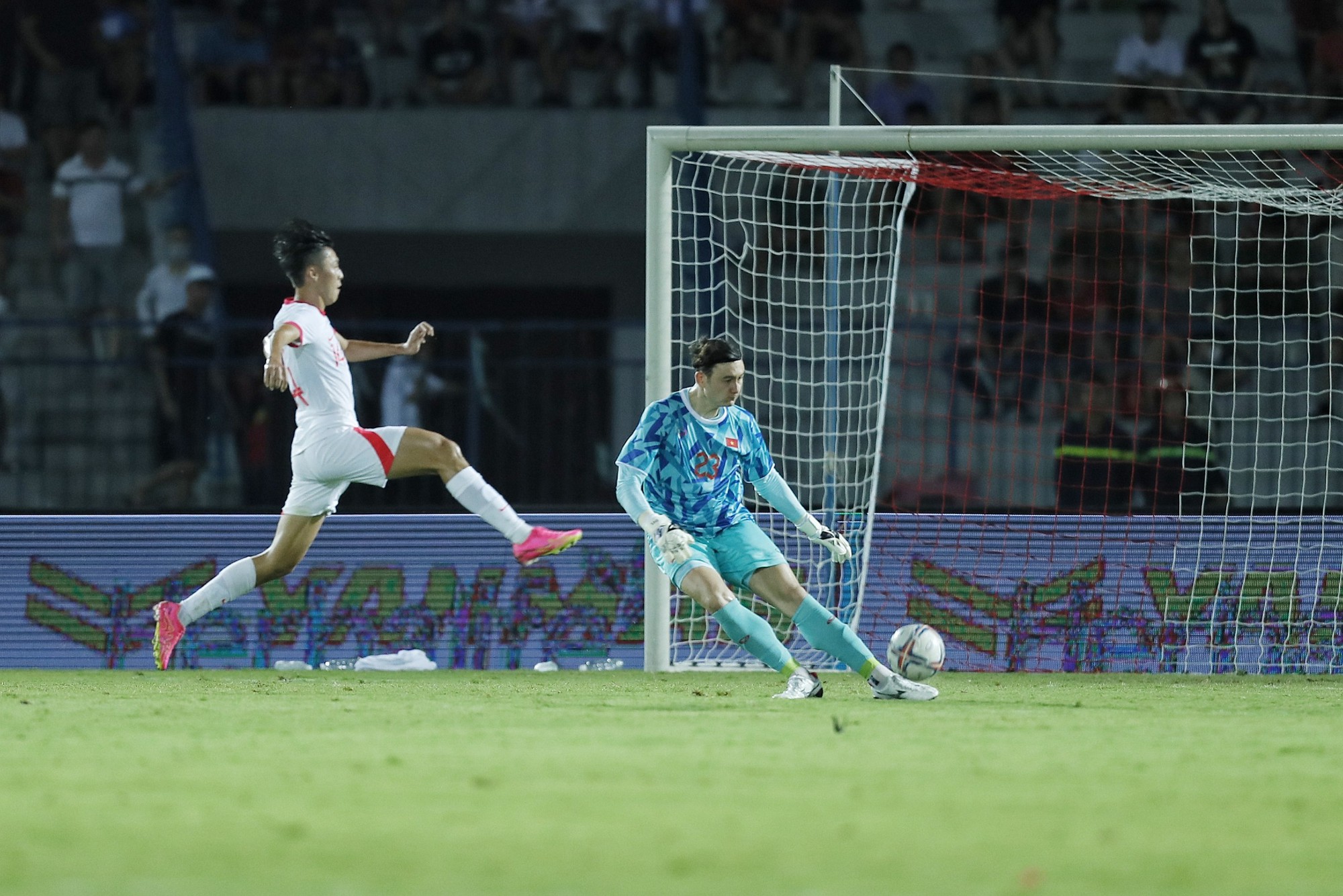 Văn Lâm phát bóng trong trận thắng đội tuyển Hồng Kông 1-0