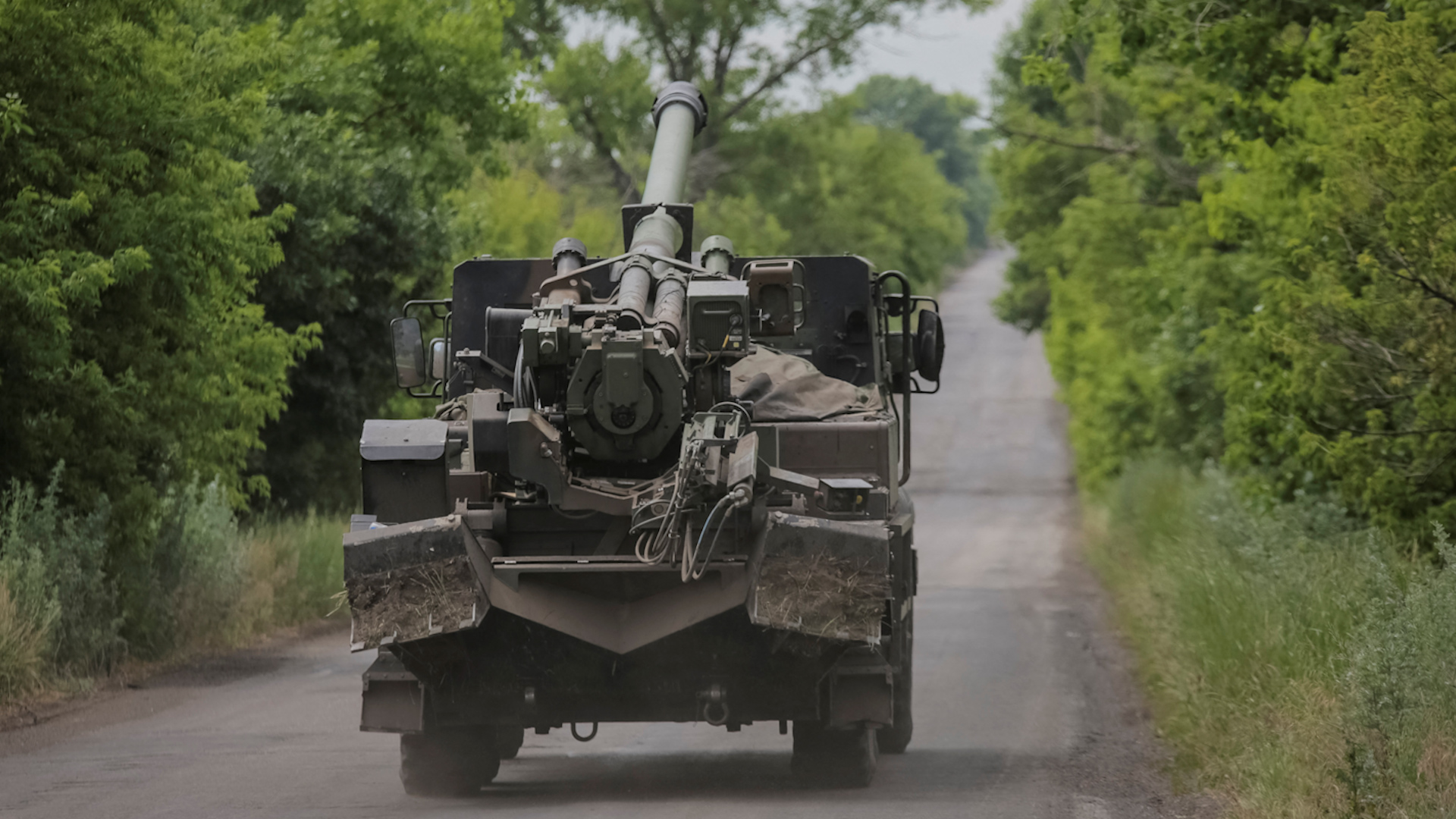 Chiến lược thông minh của Ukraine khi chưa sử dụng vũ khí hạng nặng của NATO - Ảnh 1.