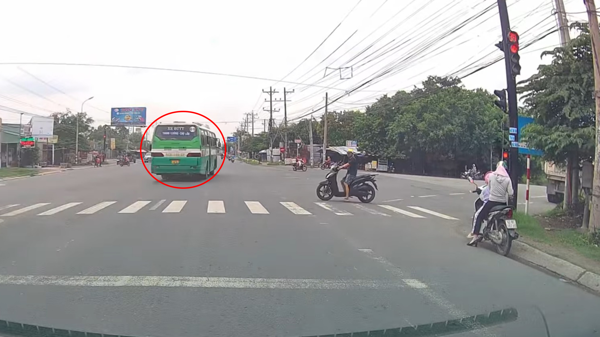 Xe buýt lại vượt đèn đỏ trên quốc lộ: Dân mạng phẫn nộ! - Ảnh 2. Xe buýt lại vượt đèn đỏ trên quốc lộ: Dân mạng phẫn nộ! - Ảnh 2.