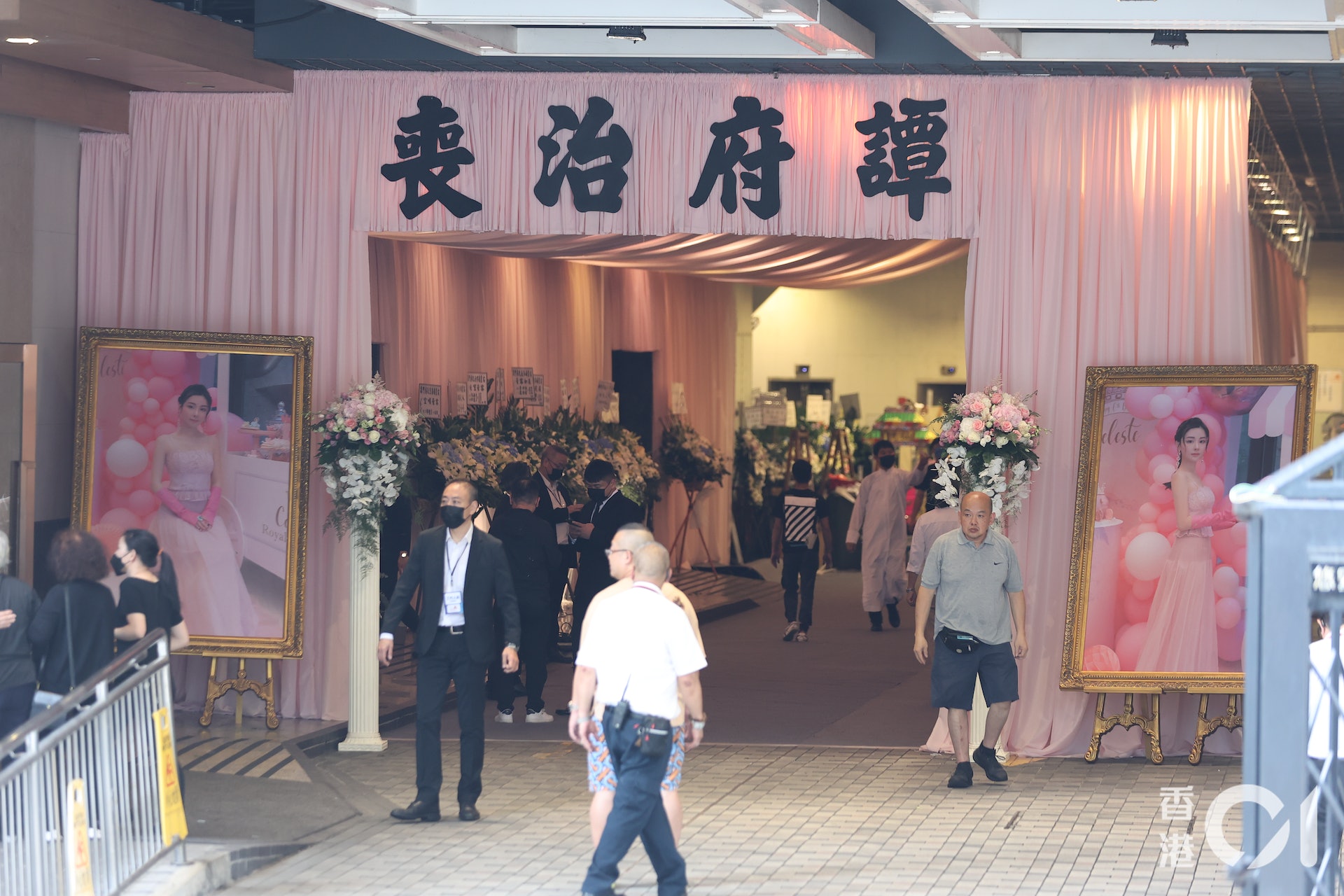 Đám đông xếp hàng dài đến viếng nữ người mẫu Hồng Kông bị giết hại, phân xác - Ảnh 2.