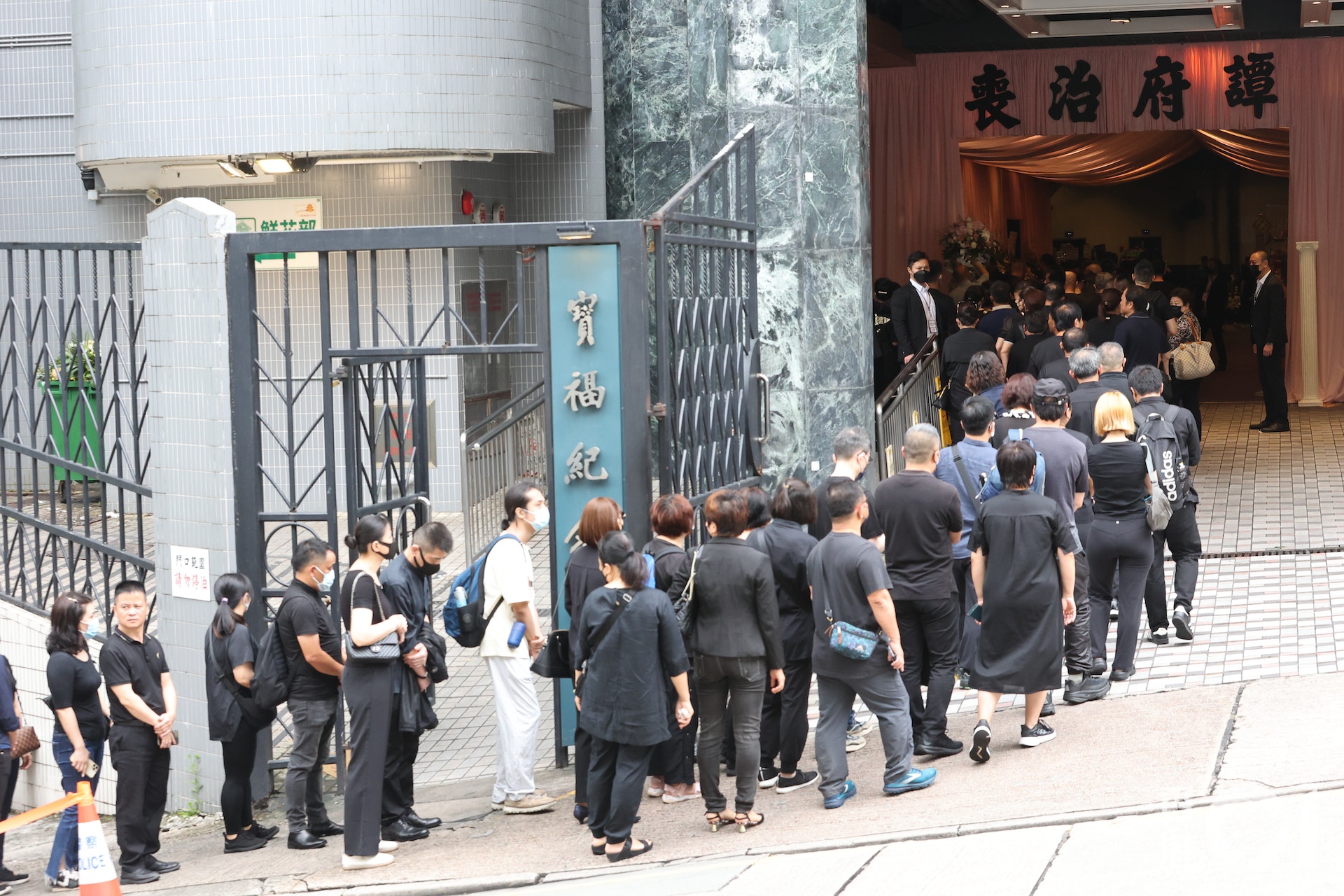 Đám đông xếp hàng dài đến viếng nữ người mẫu Hồng Kông bị giết hại, phân xác - Ảnh 8.
