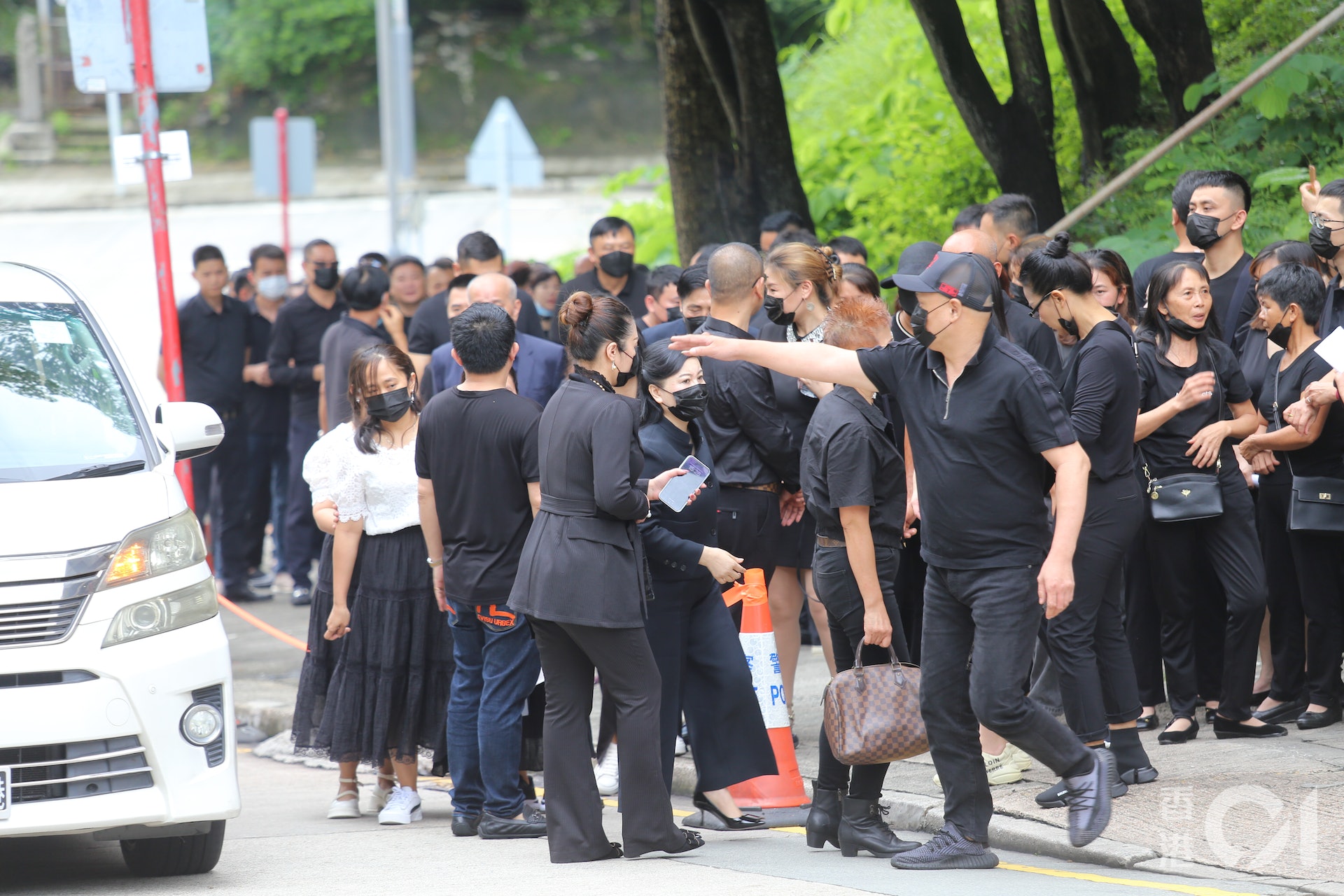 Đám đông xếp hàng dài đến viếng nữ người mẫu Hồng Kông bị giết hại, phân xác - Ảnh 4.