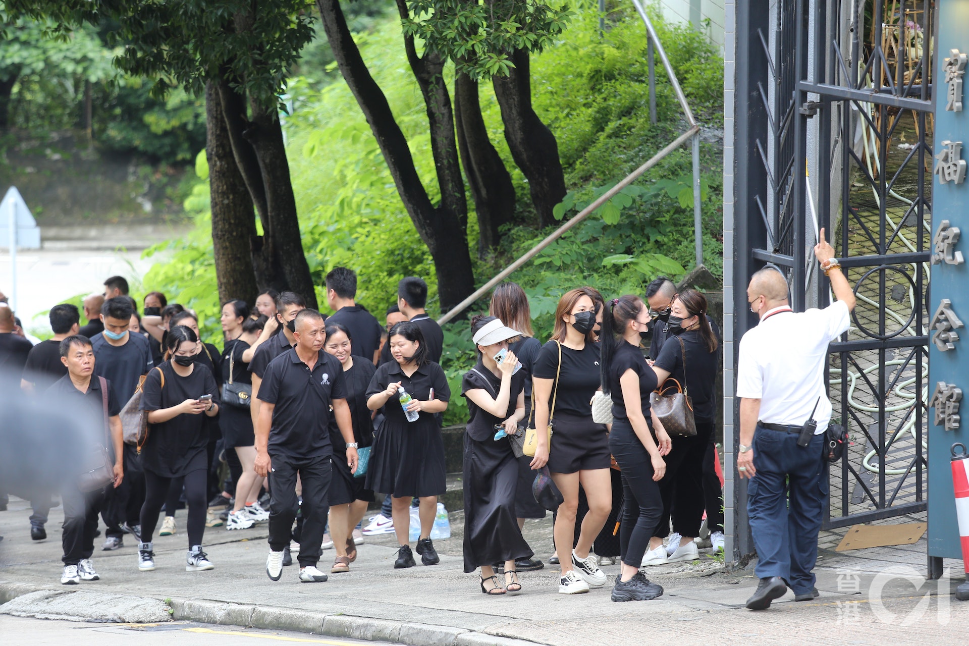 Đám đông xếp hàng dài đến viếng nữ người mẫu Hồng Kông bị giết hại, phân xác - Ảnh 9.