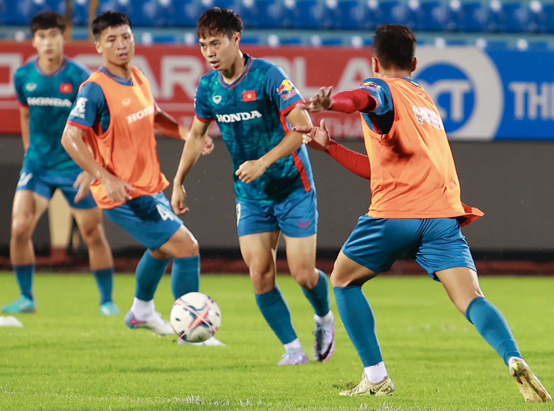 Đội tuyển Việt Nam làm quen sân, Công Phượng và Văn Toàn nỗ lực tập luyện - Ảnh 7.