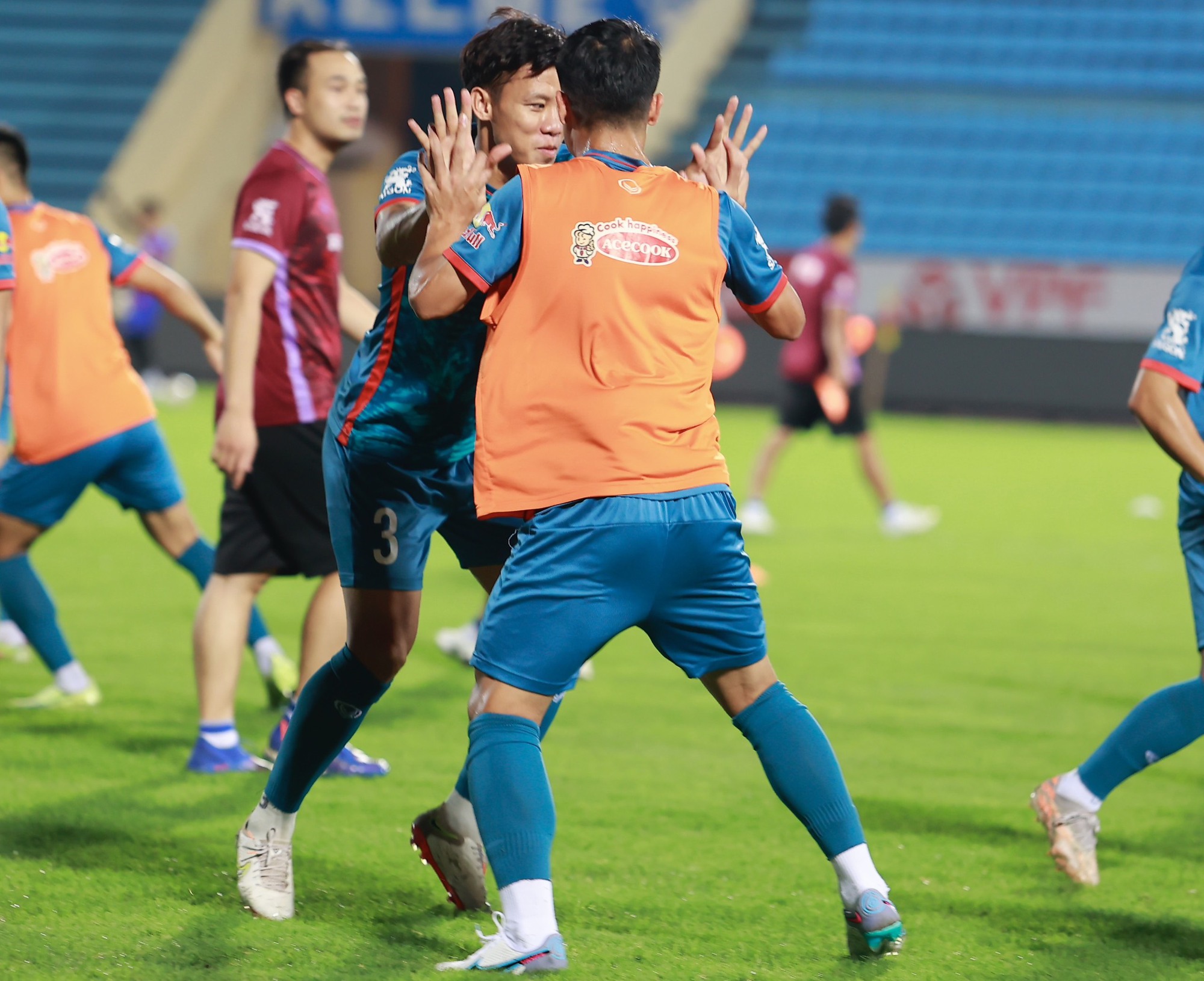 Đội tuyển Việt Nam làm quen sân, Công Phượng và Văn Toàn nỗ lực tập luyện - Ảnh 3.