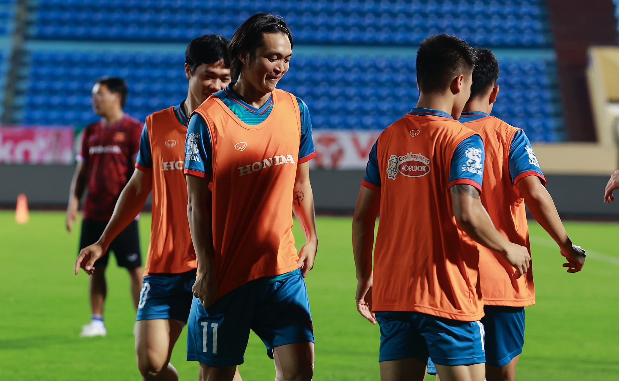 Đội tuyển Việt Nam làm quen sân, Công Phượng và Văn Toàn nỗ lực tập luyện - Ảnh 6.