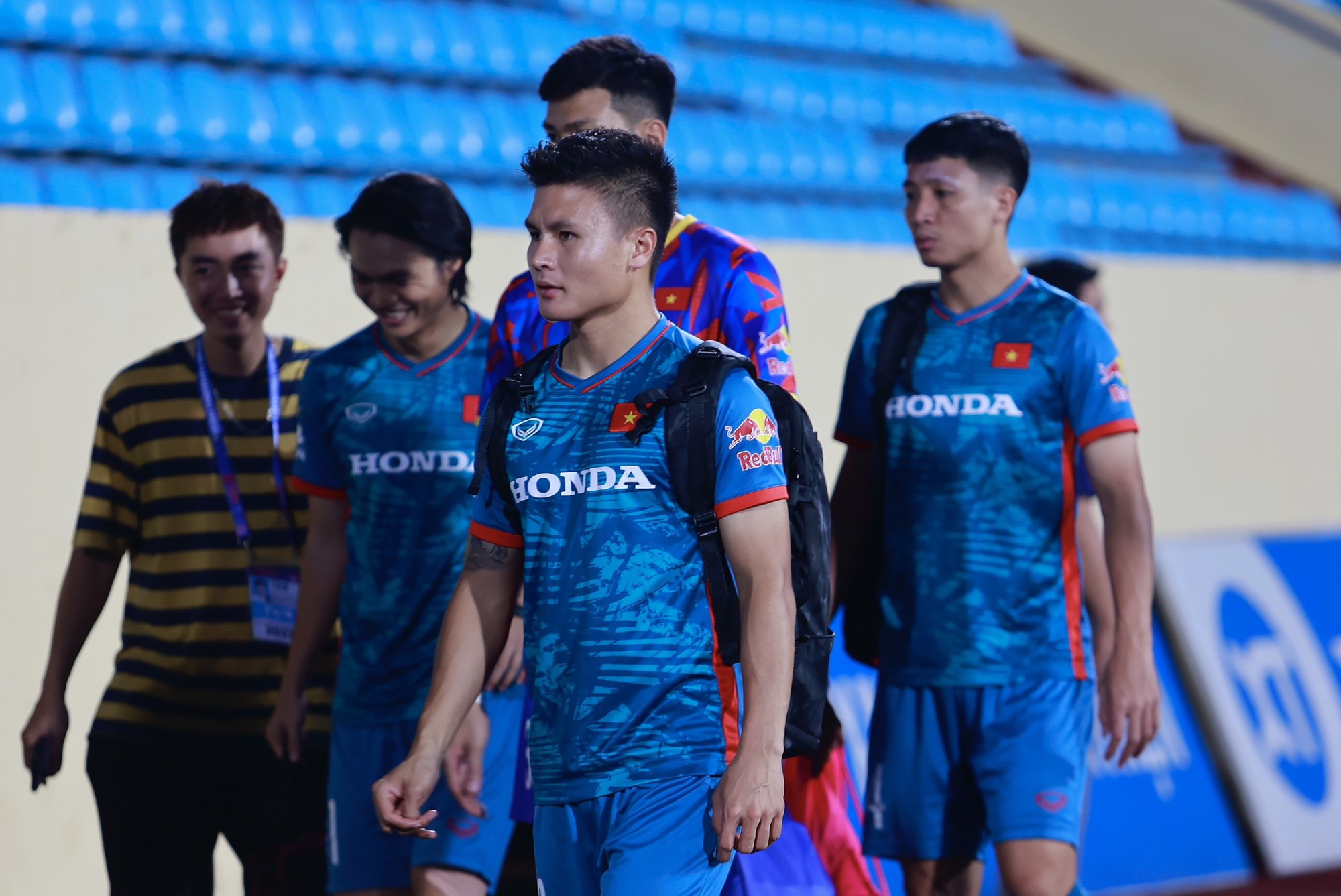 Đội tuyển Việt Nam làm quen sân, Công Phượng và Văn Toàn nỗ lực tập luyện - Ảnh 1.