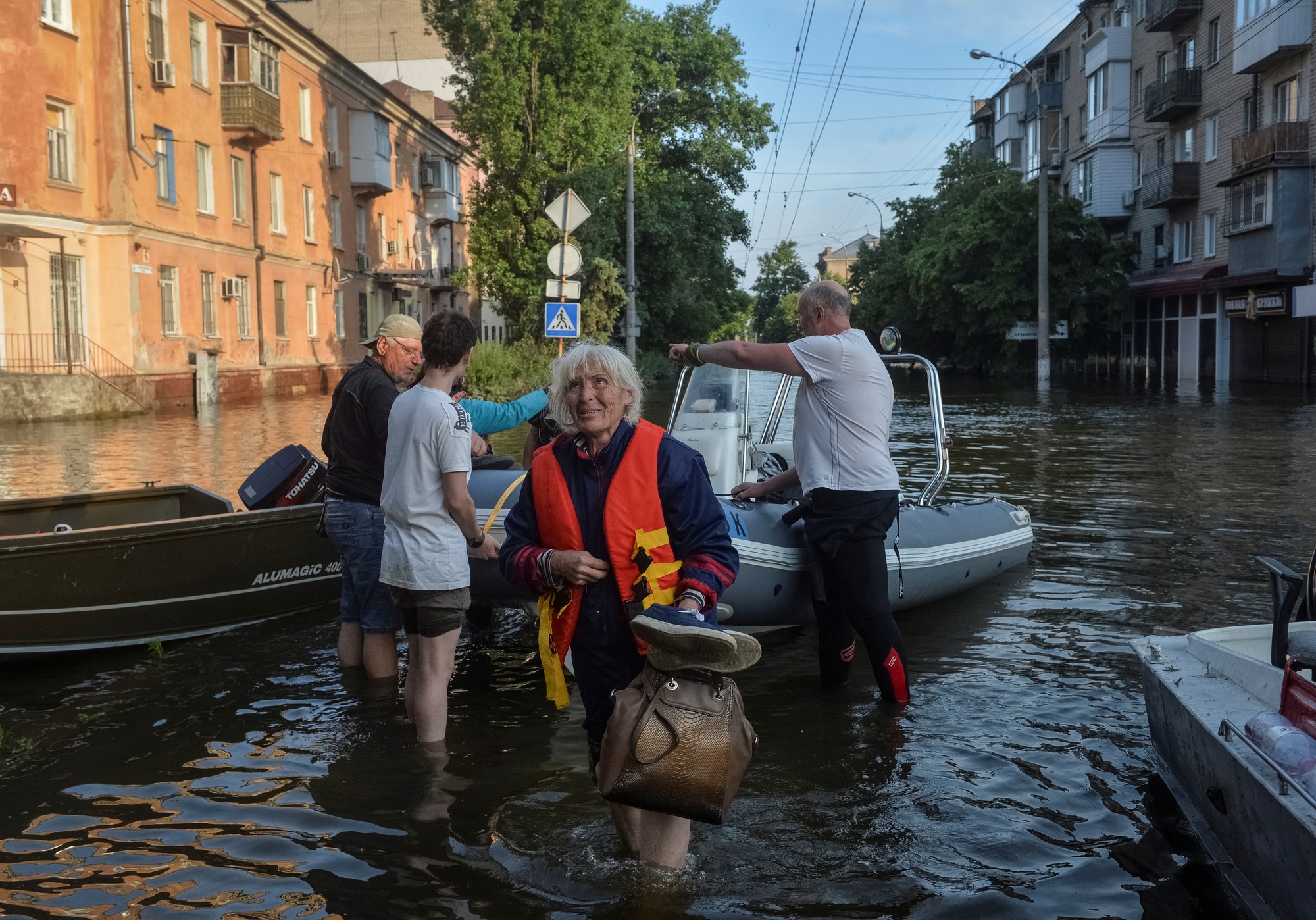 Số người chết do lũ lụt sau vụ vỡ đập ở Ukraine tăng lên  - Ảnh 1.