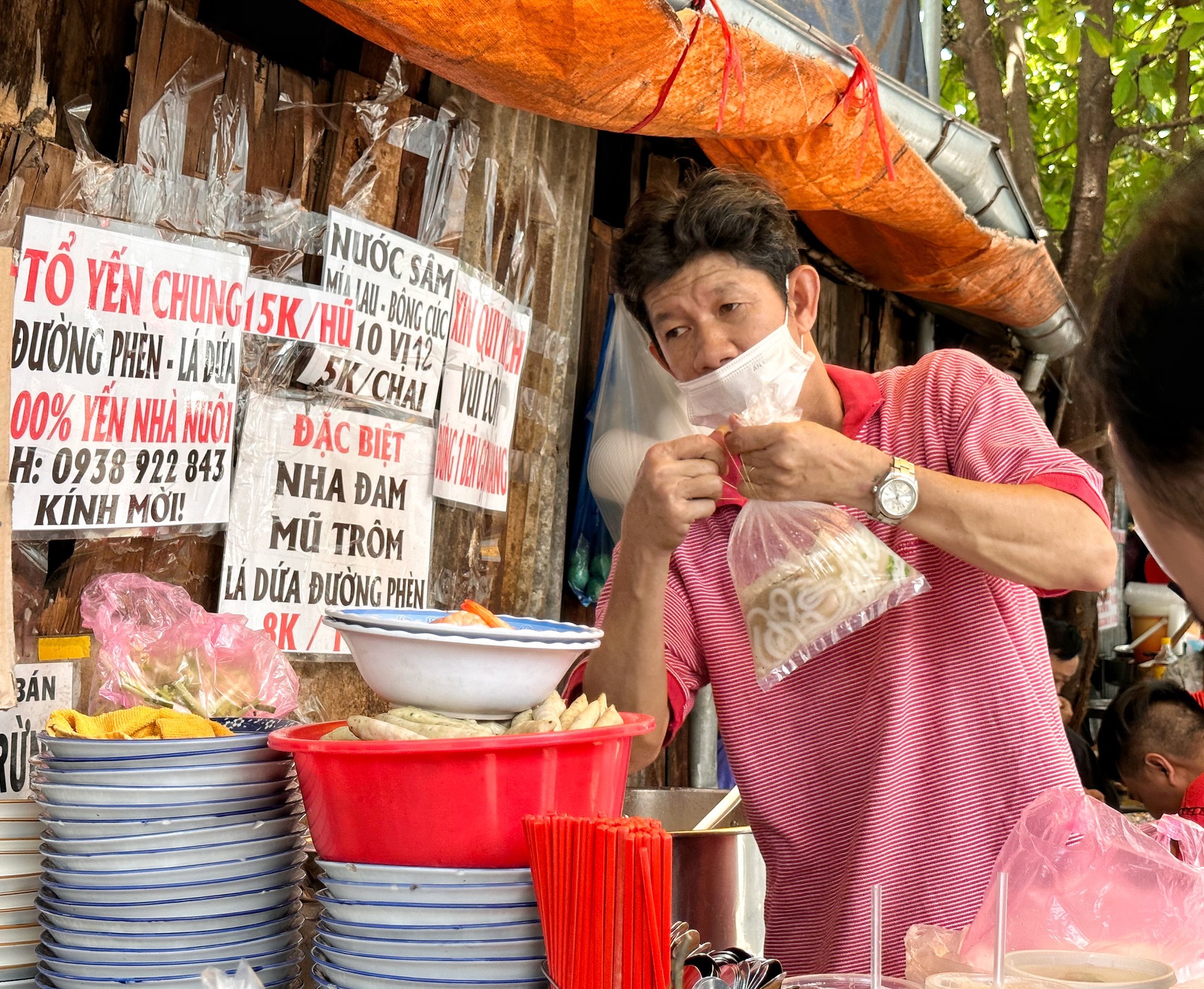 ‘Bánh canh chờ 1 tiếng' kỳ lạ ở TP.HCM: Khách đồn 2 tiếng hết sạch, thiệt không?  - Ảnh 3.