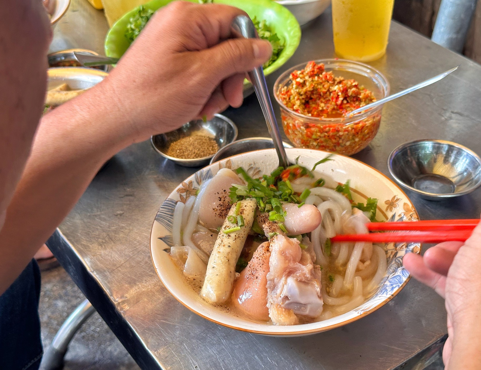 ‘Bánh canh chờ 1 tiếng' kỳ lạ ở TP.HCM: Khách đồn 2 tiếng hết sạch, thiệt không?  - Ảnh 9.