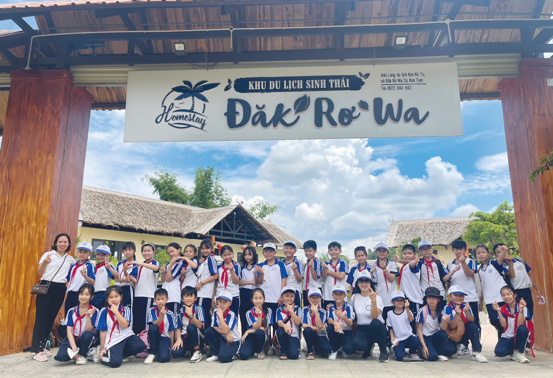 Des étudiants visitent et découvrent la coopérative. Photo : Thien An Các em học sinh đến tham quan, trải nghiệm tại HTX. Ảnh: Thiên Ân